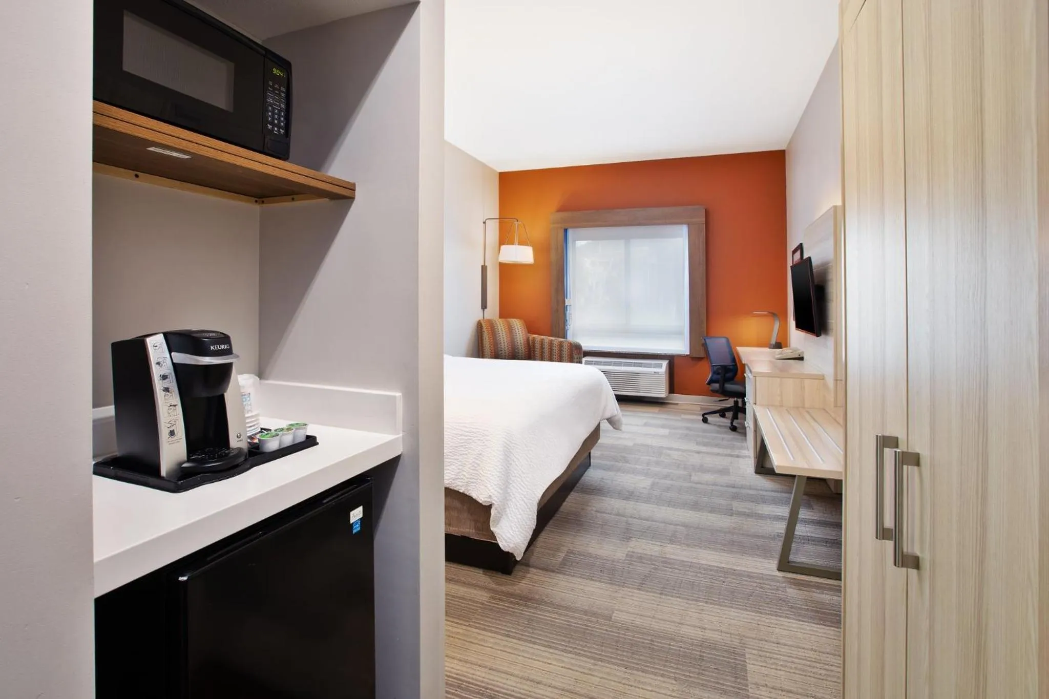 Photo of the whole room, Bed in Holiday Inn Express Hotel & Suites Athens by IHG