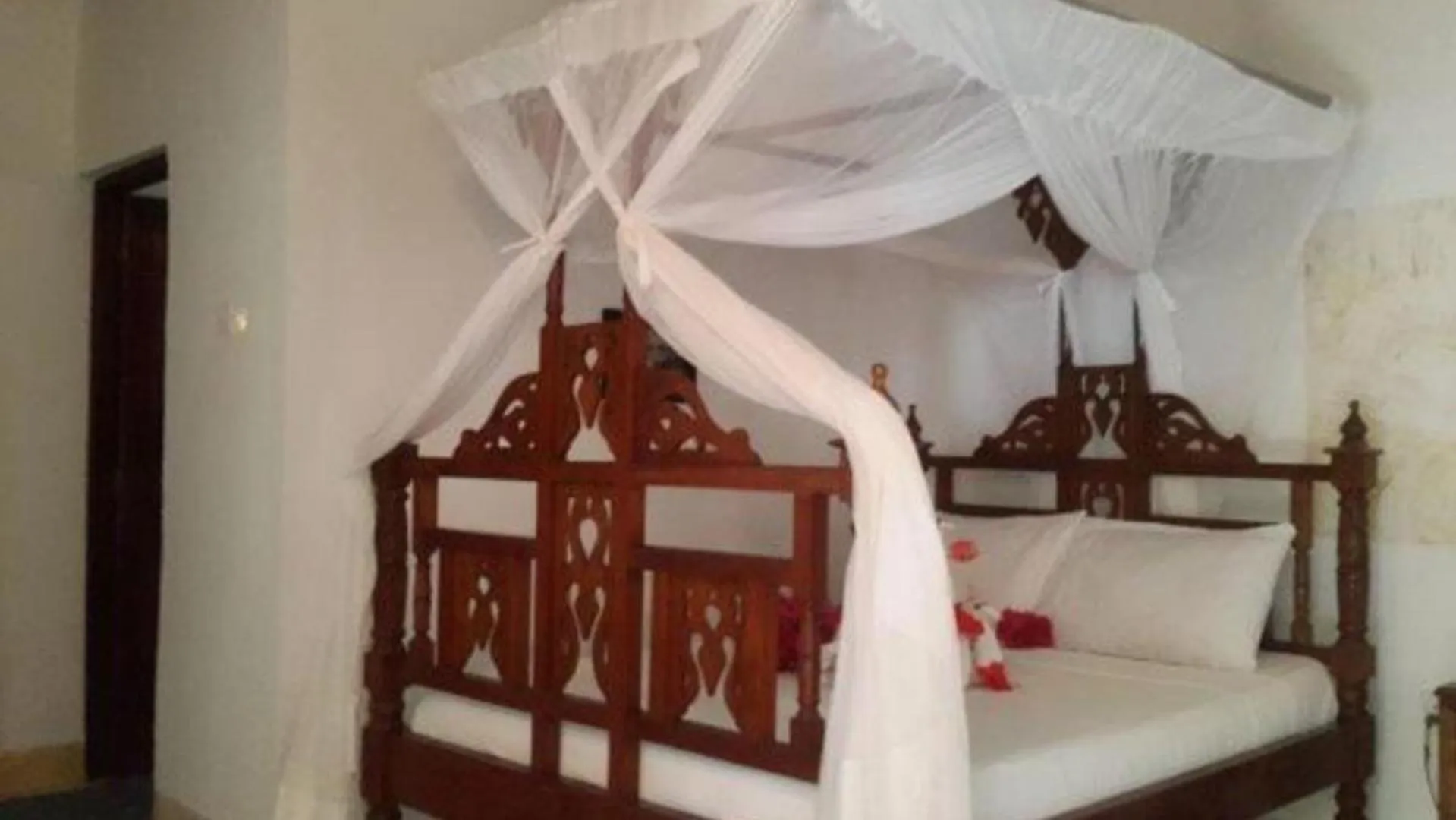 Shower, Bed in Menai Bay Beach Bungalows