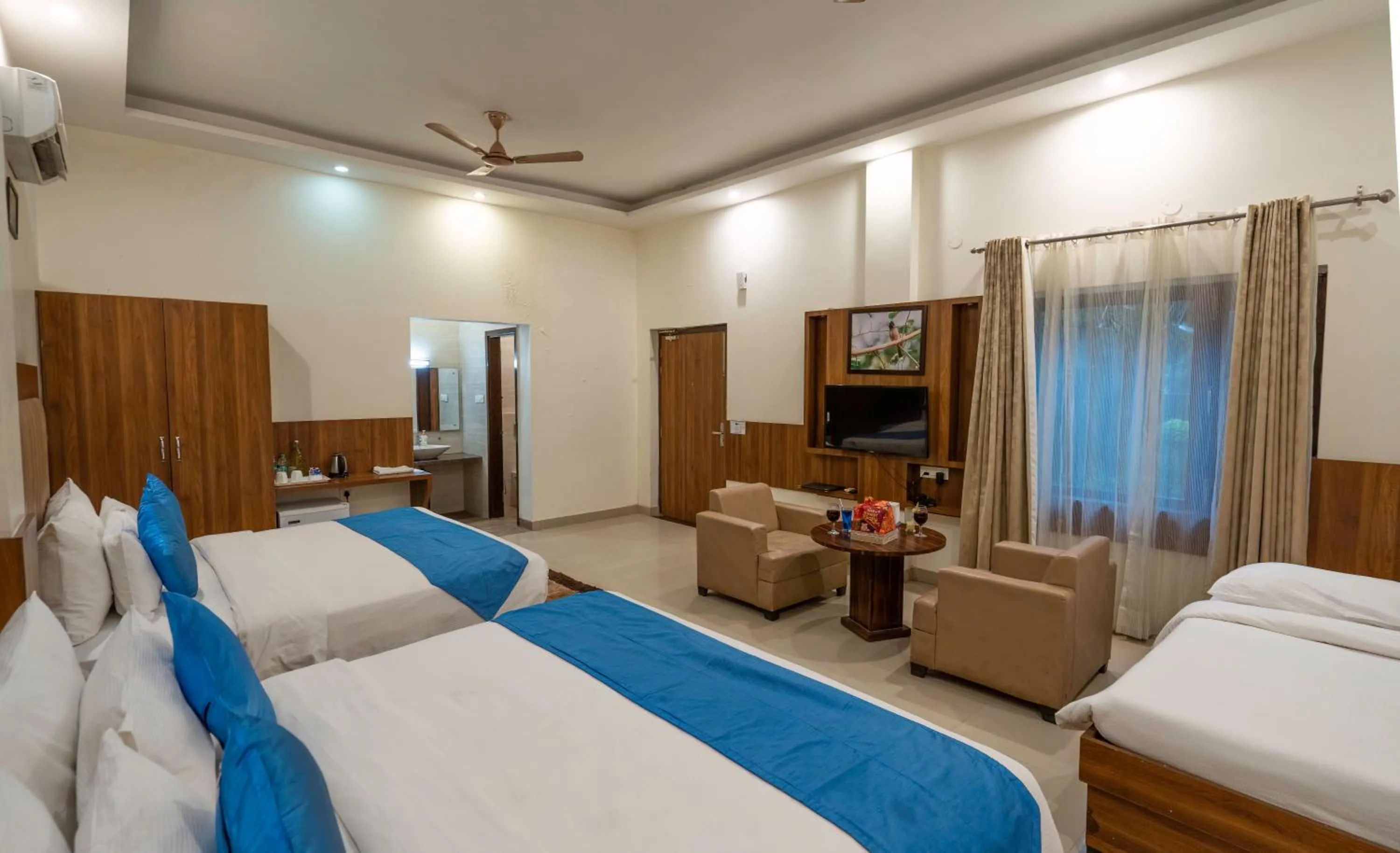 Living room, Bed in Winsome Resort & Spa Corbett