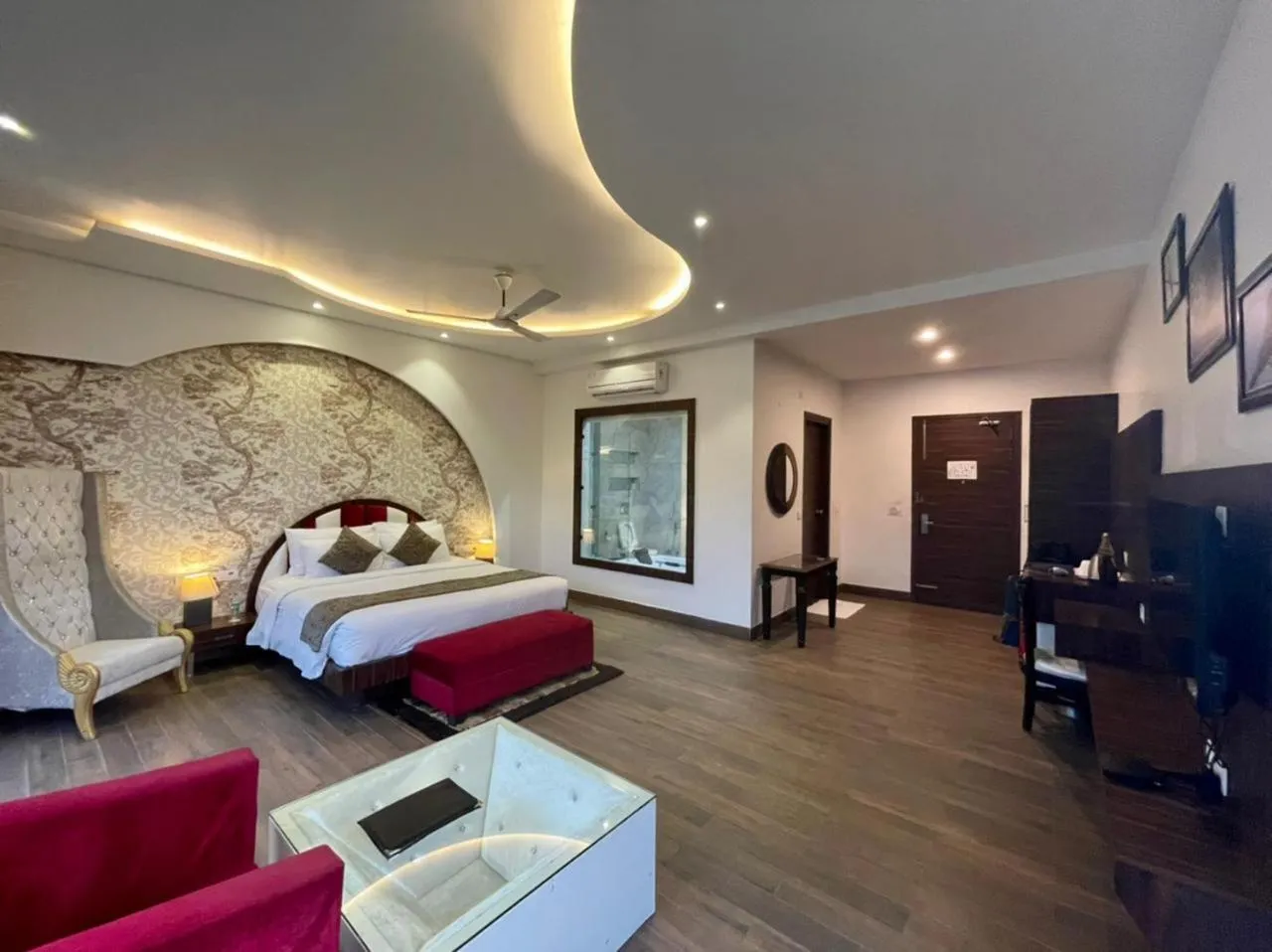 Photo of the whole room, Bed in Winsome Resort & Spa Corbett