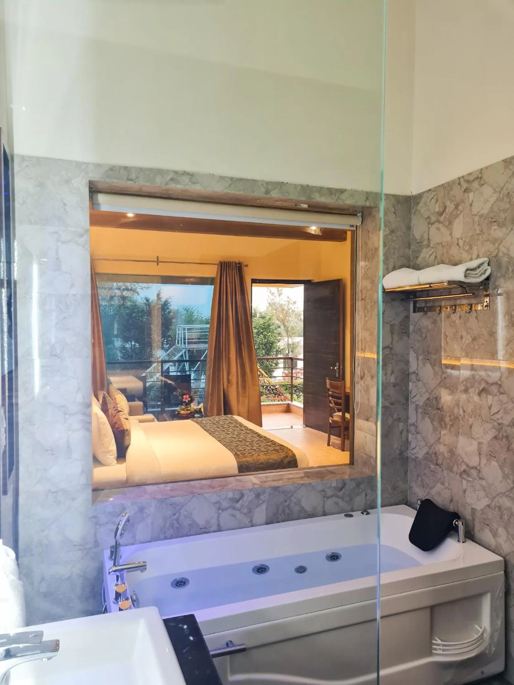 Bathroom, Bed in Winsome Resort & Spa Corbett