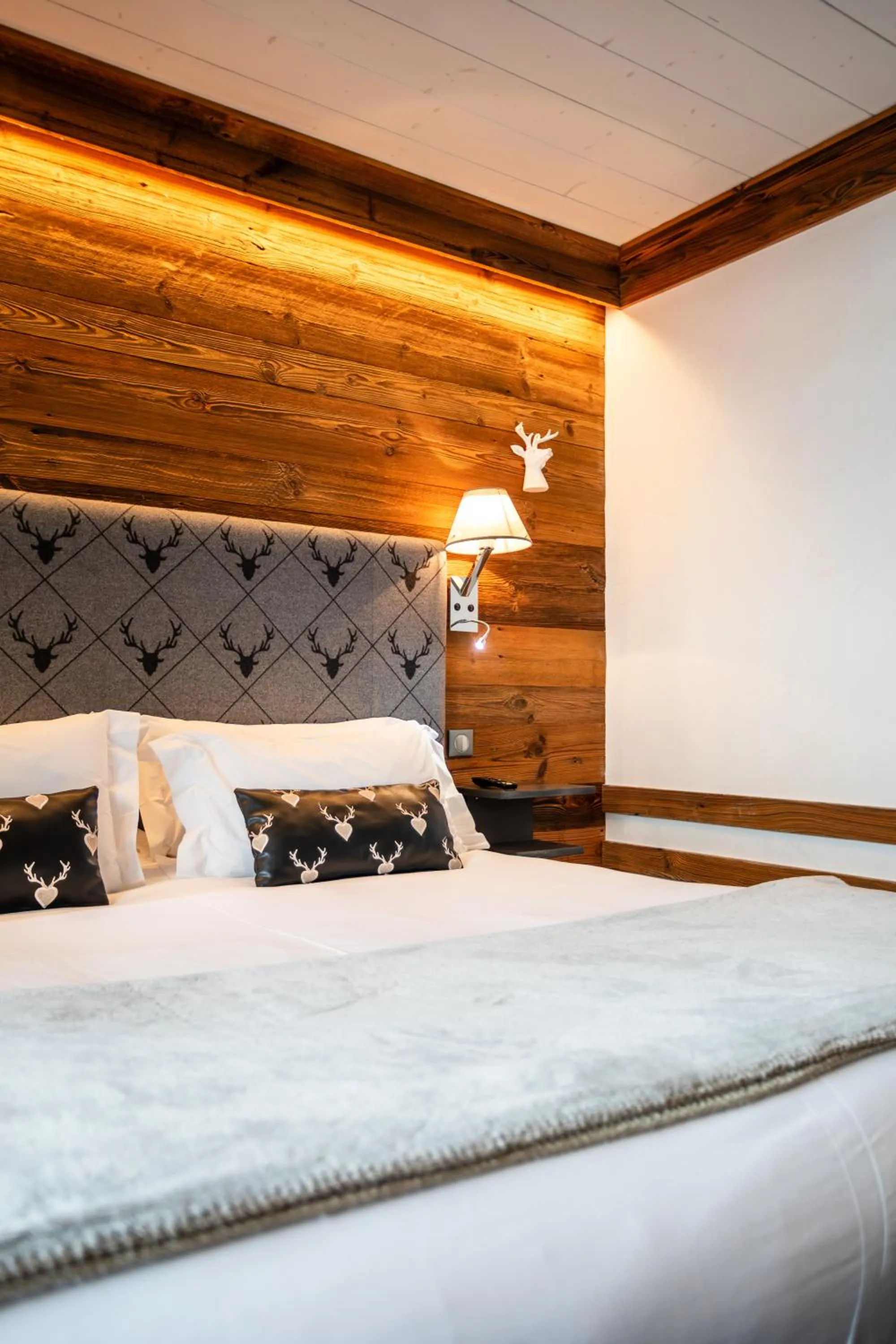 Bed in Hôtel les Campanules by Les Etincelles