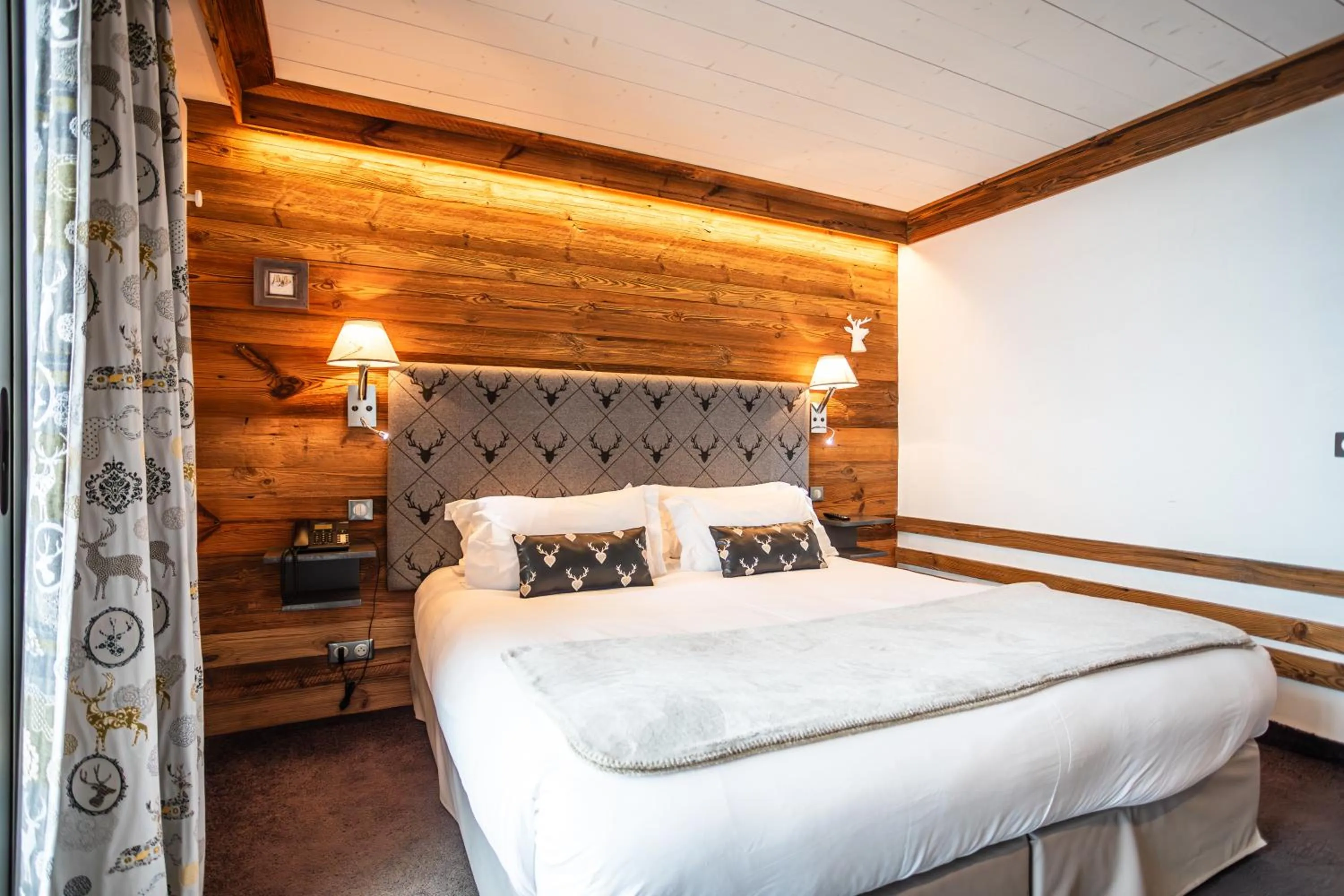 Bed in Hôtel les Campanules by Les Etincelles