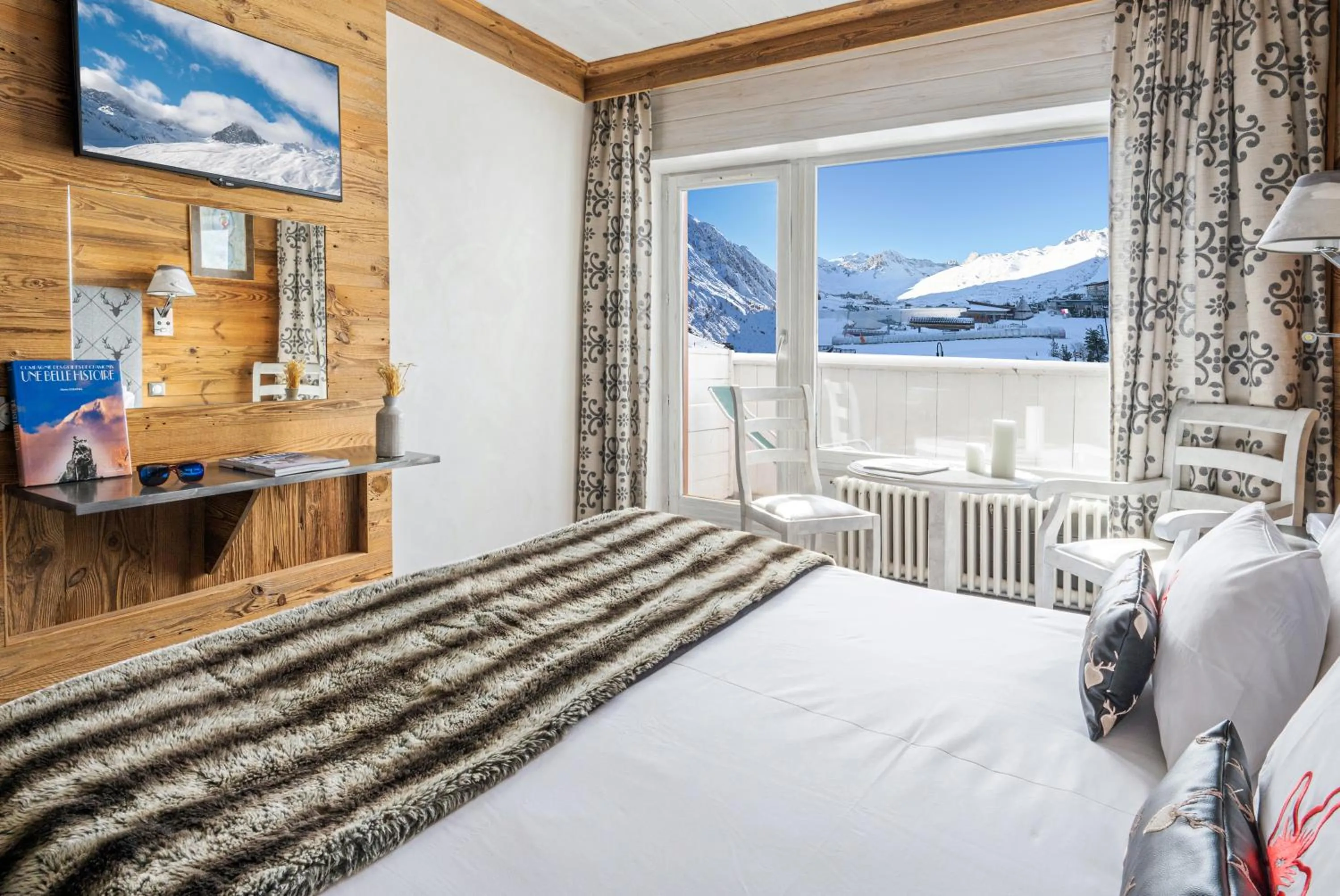 Bed in Hôtel les Campanules by Les Etincelles