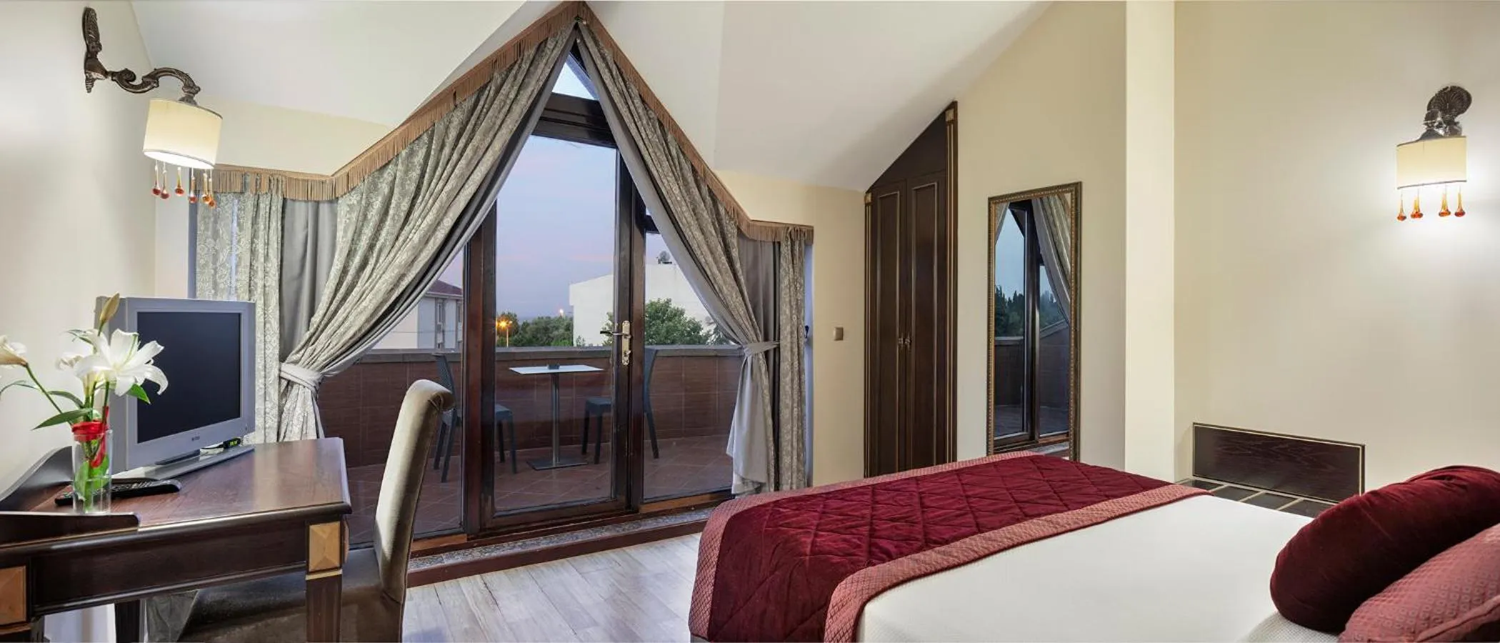 Massage, Bed in Chatto Hotel