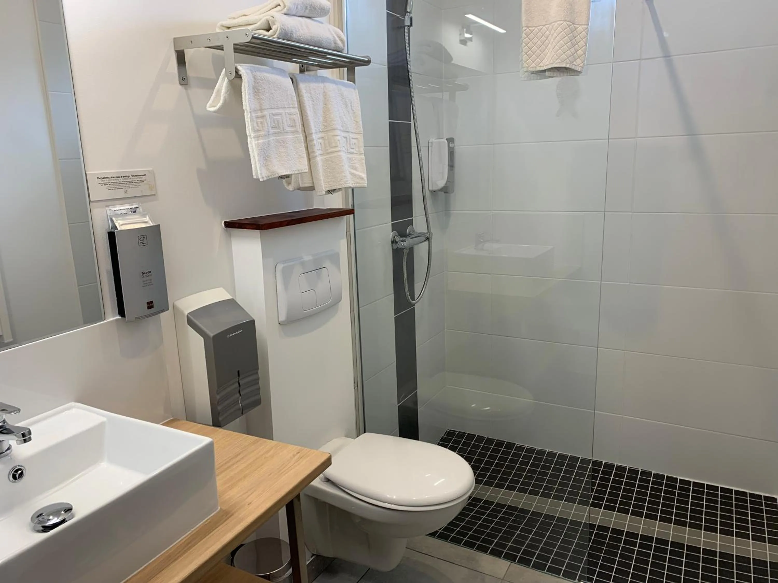 Bathroom in LOGIS HOTELS - Hôtel et Restaurant L'Océana