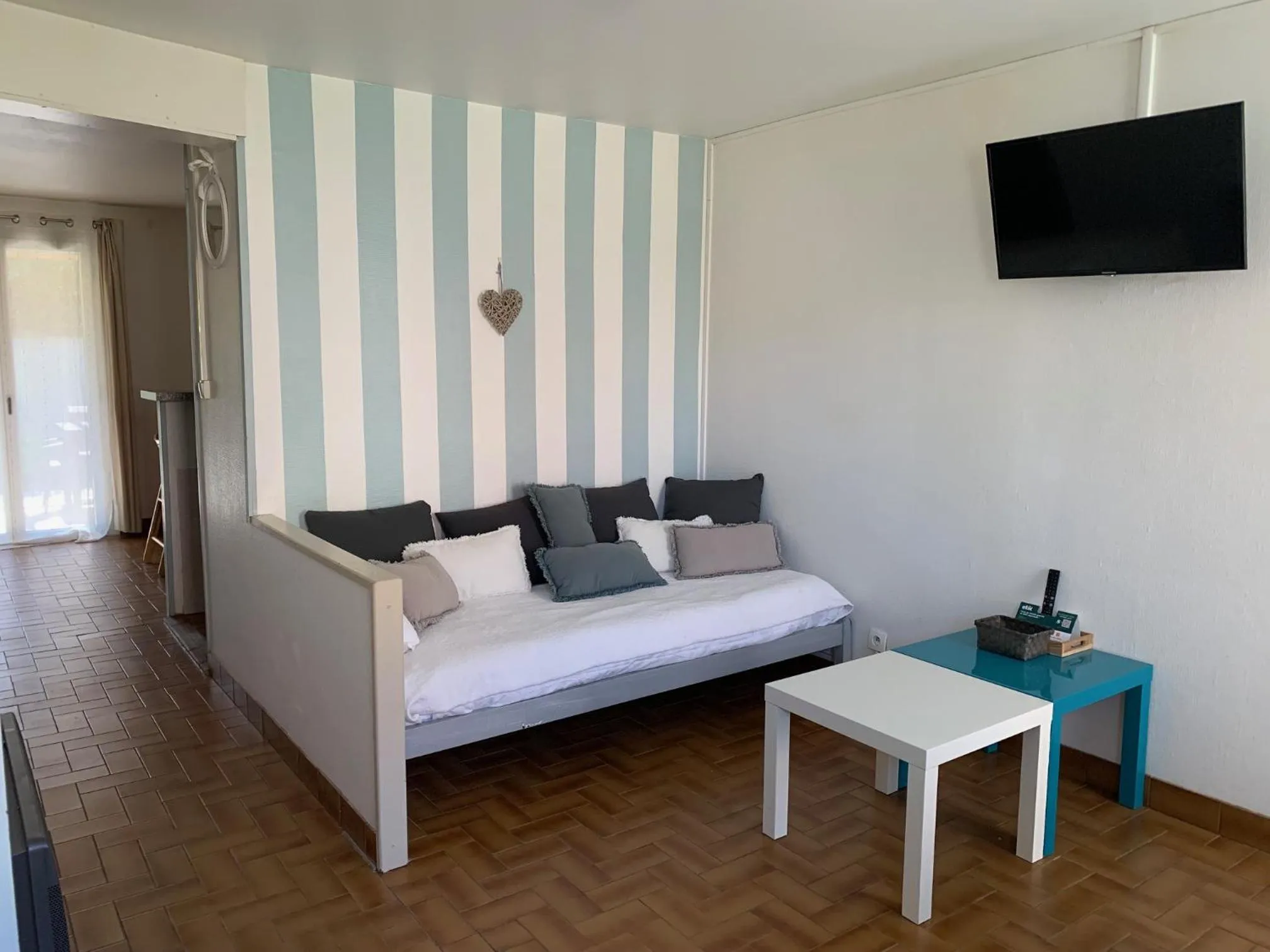 Bed in LOGIS HOTELS - Hôtel et Restaurant L'Océana