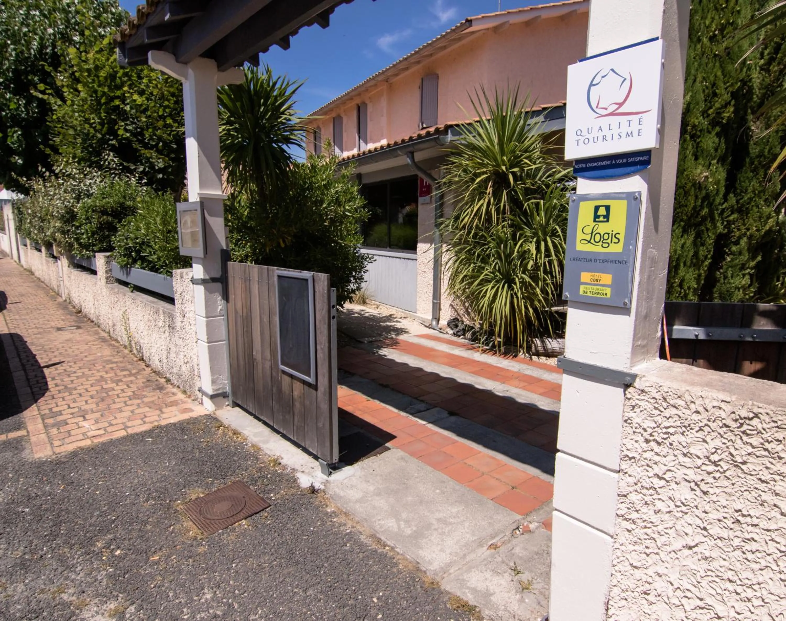 Facade/entrance in LOGIS HOTELS - Hôtel et Restaurant L'Océana