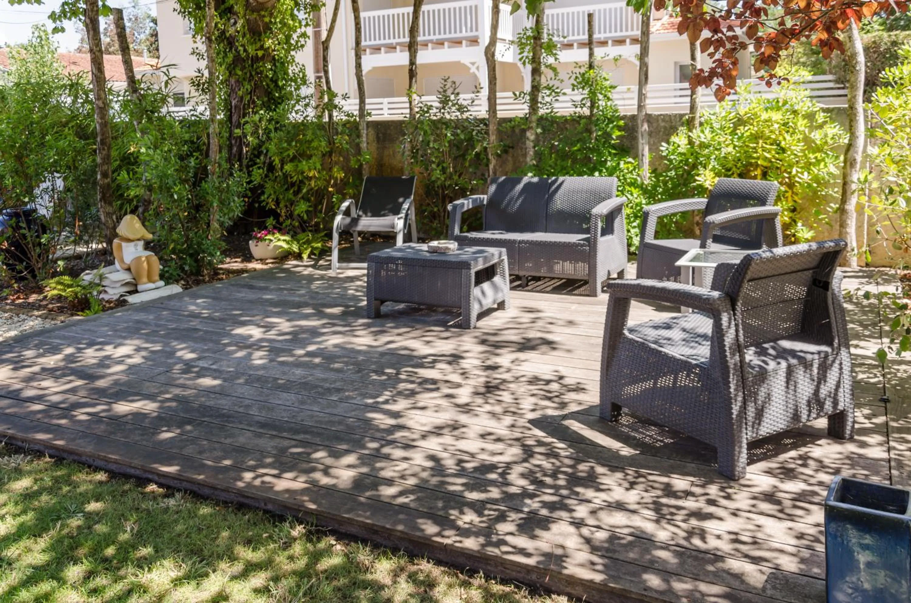Patio in LOGIS HOTELS - Hôtel et Restaurant L'Océana