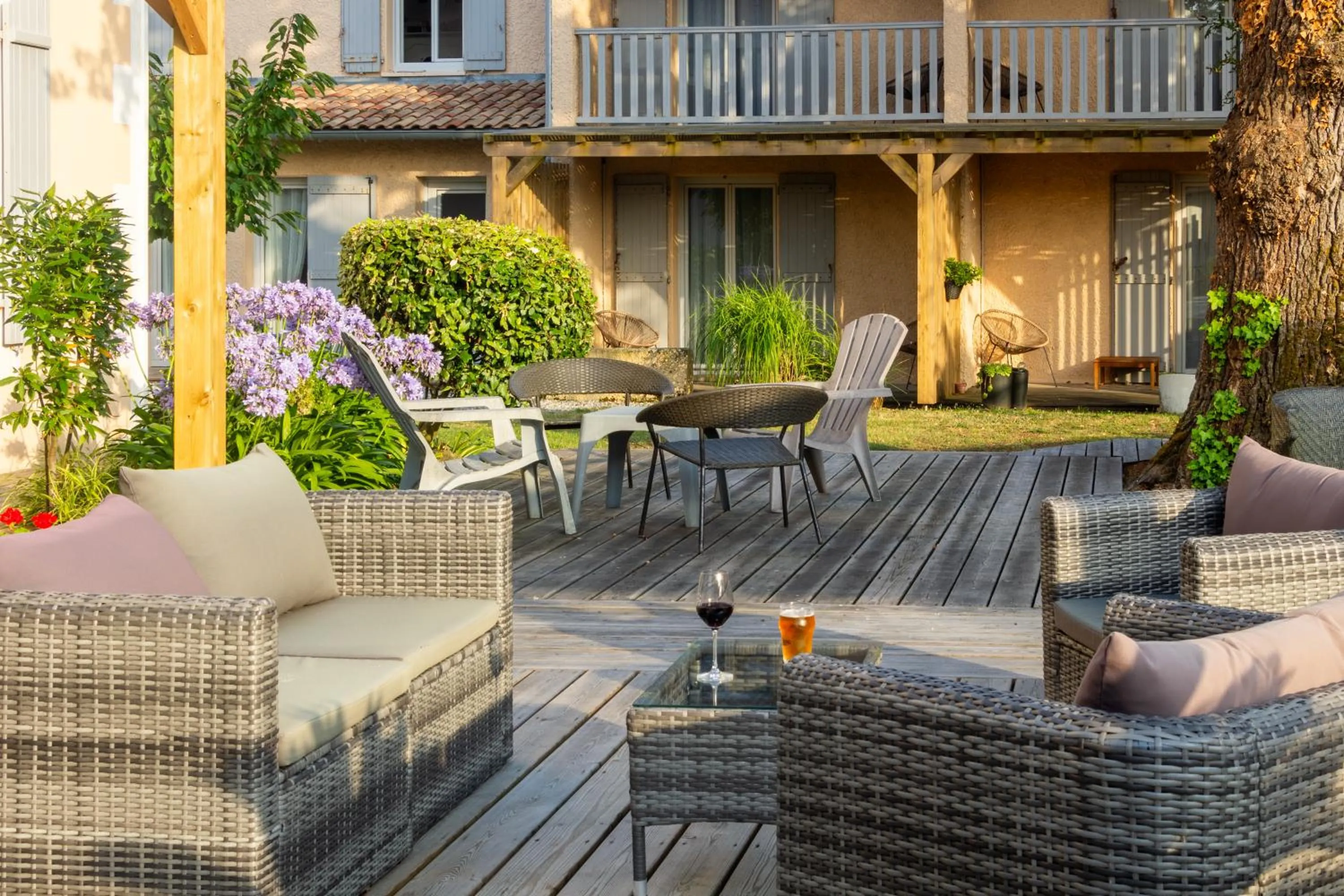 Balcony/Terrace in LOGIS HOTELS - Hôtel et Restaurant L'Océana