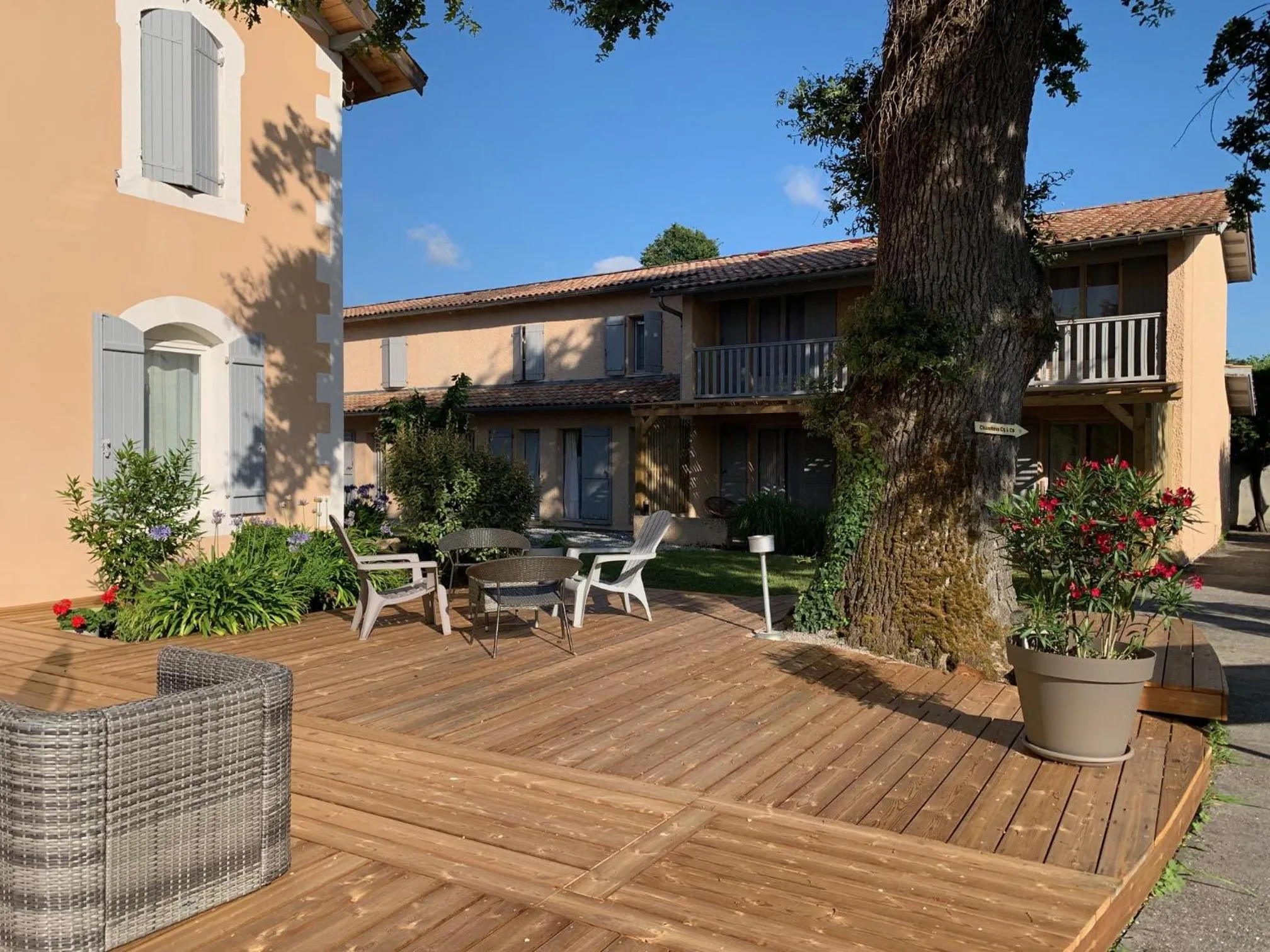 Garden in LOGIS HOTELS - Hôtel et Restaurant L'Océana