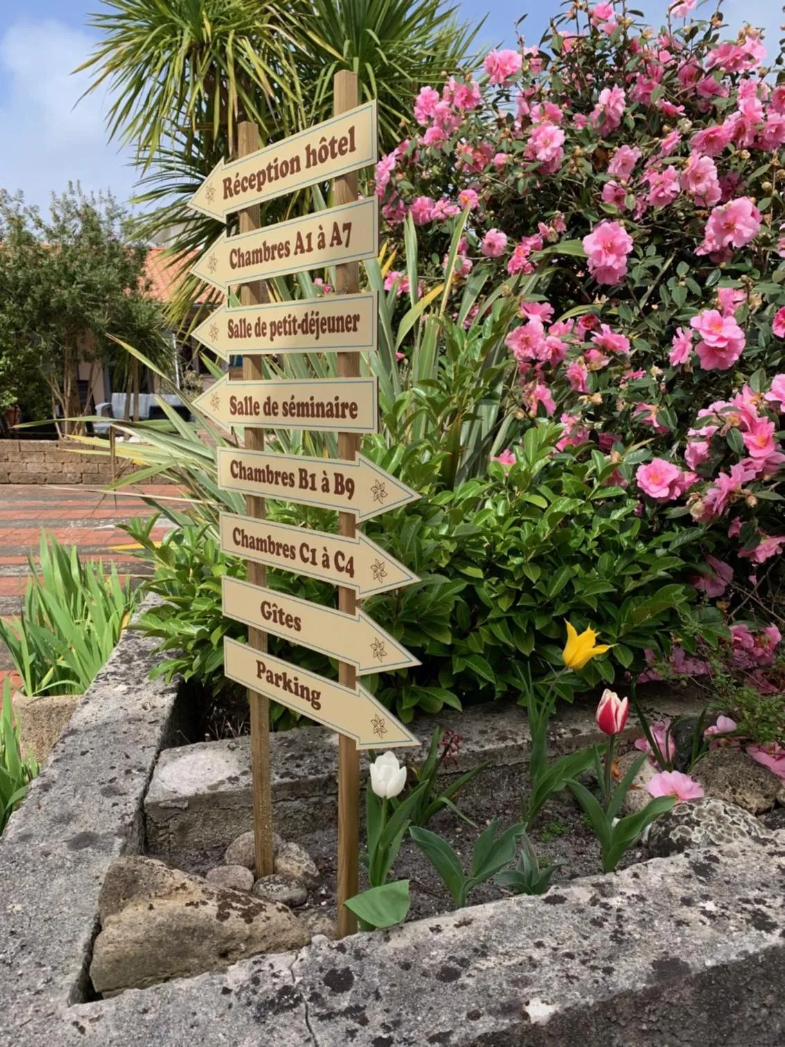 Garden in LOGIS HOTELS - Hôtel et Restaurant L'Océana