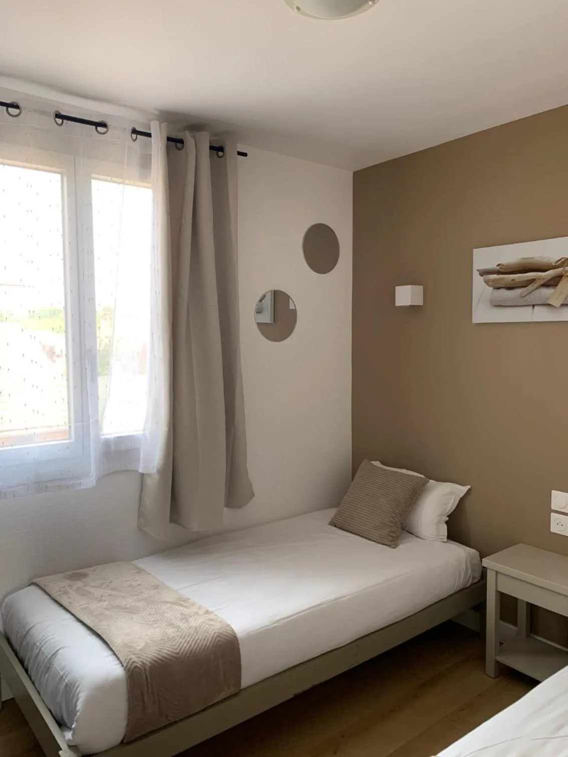 Bed in LOGIS HOTELS - Hôtel et Restaurant L'Océana