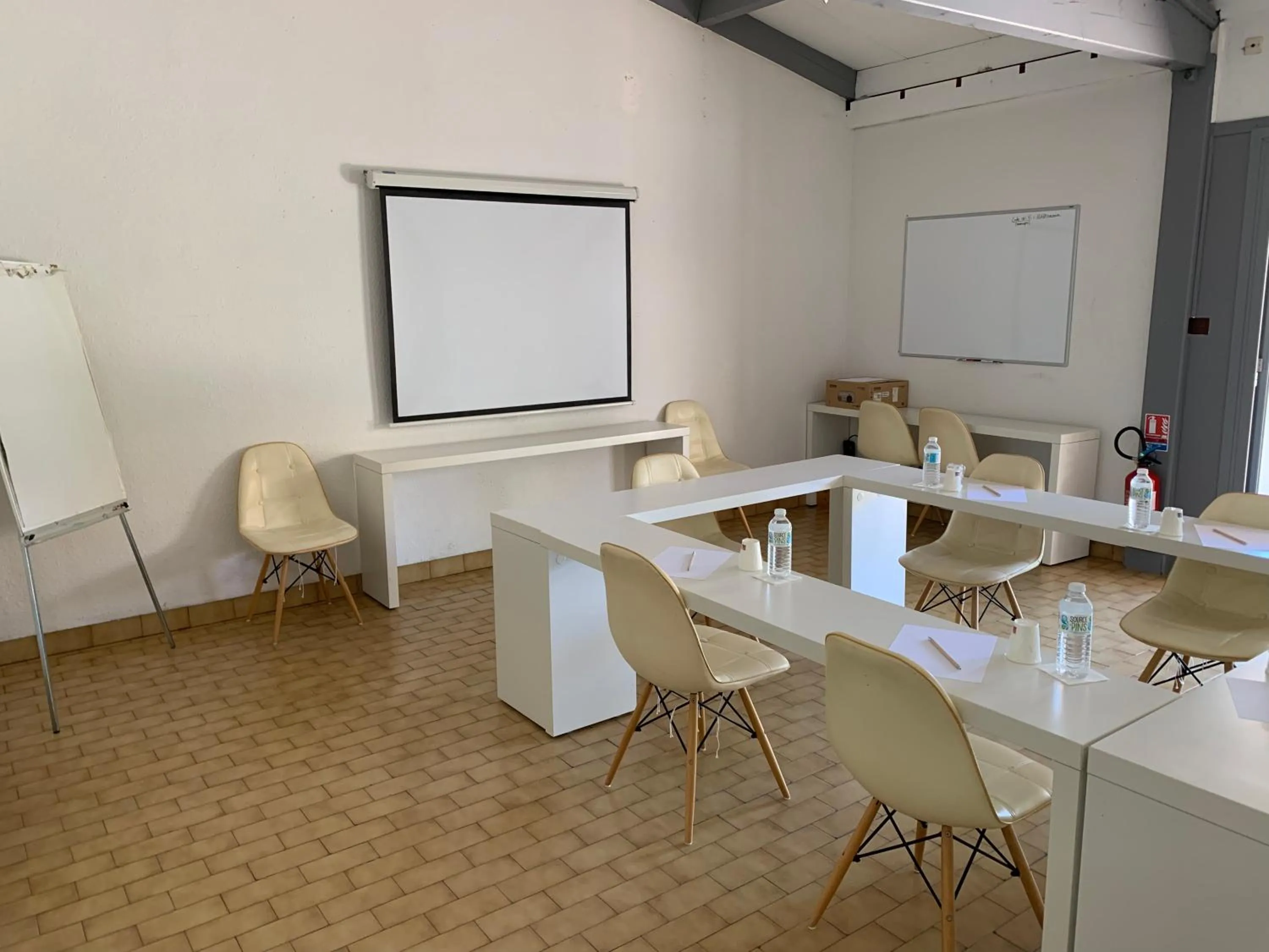 Meeting/conference room in LOGIS HOTELS - Hôtel et Restaurant L'Océana