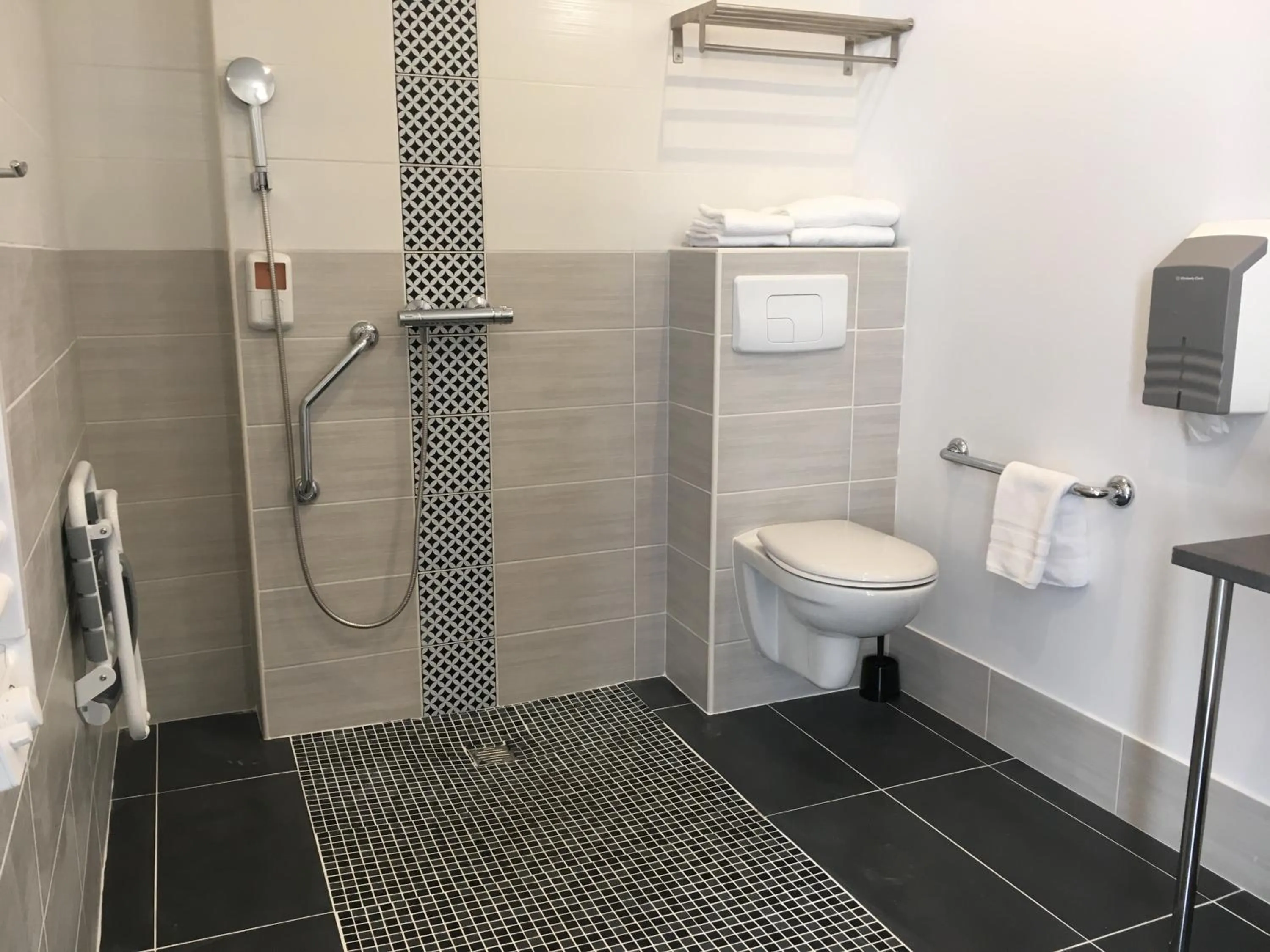 Bathroom in LOGIS HOTELS - Hôtel et Restaurant L'Océana