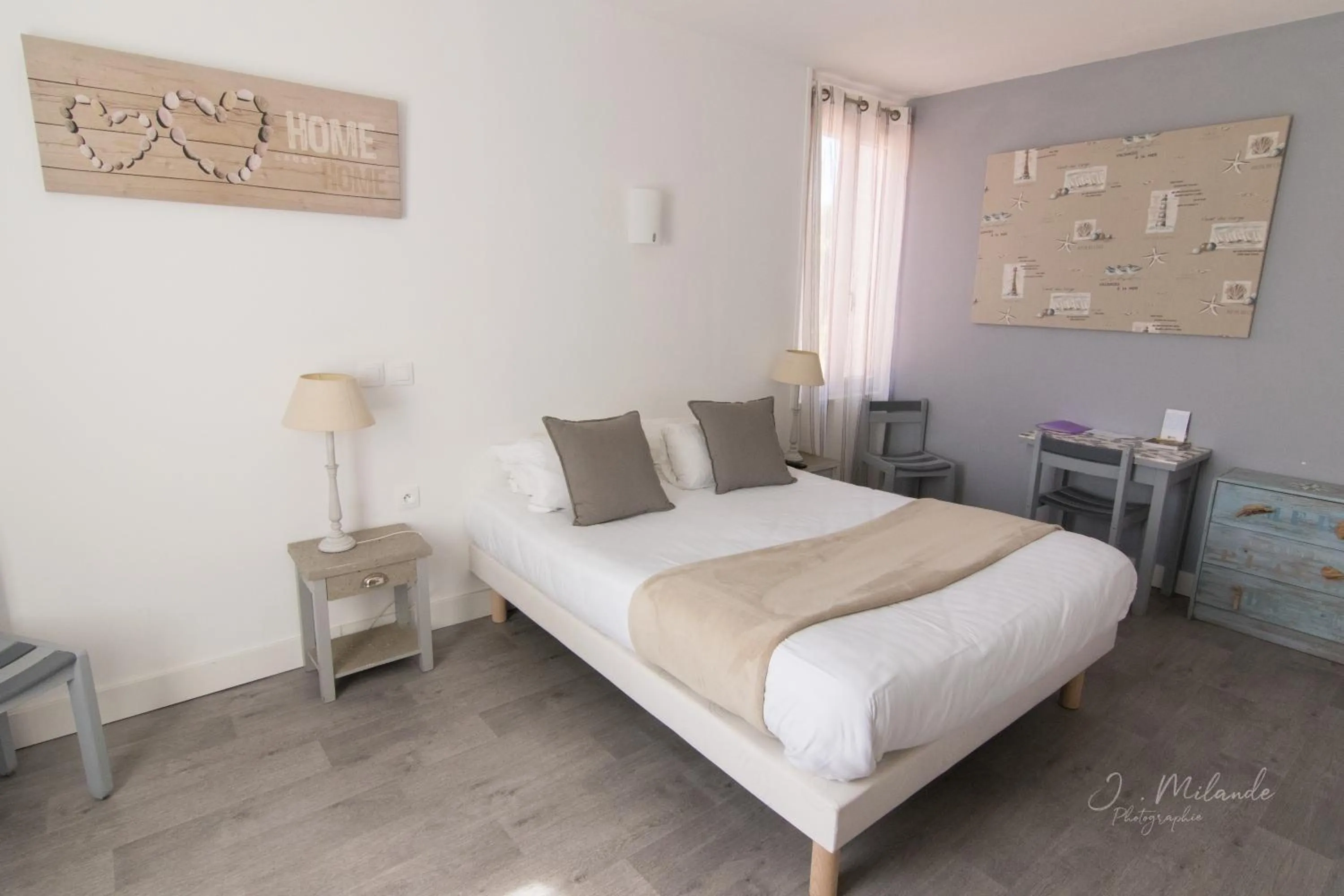 Bedroom, Bed in LOGIS HOTELS - Hôtel et Restaurant L'Océana