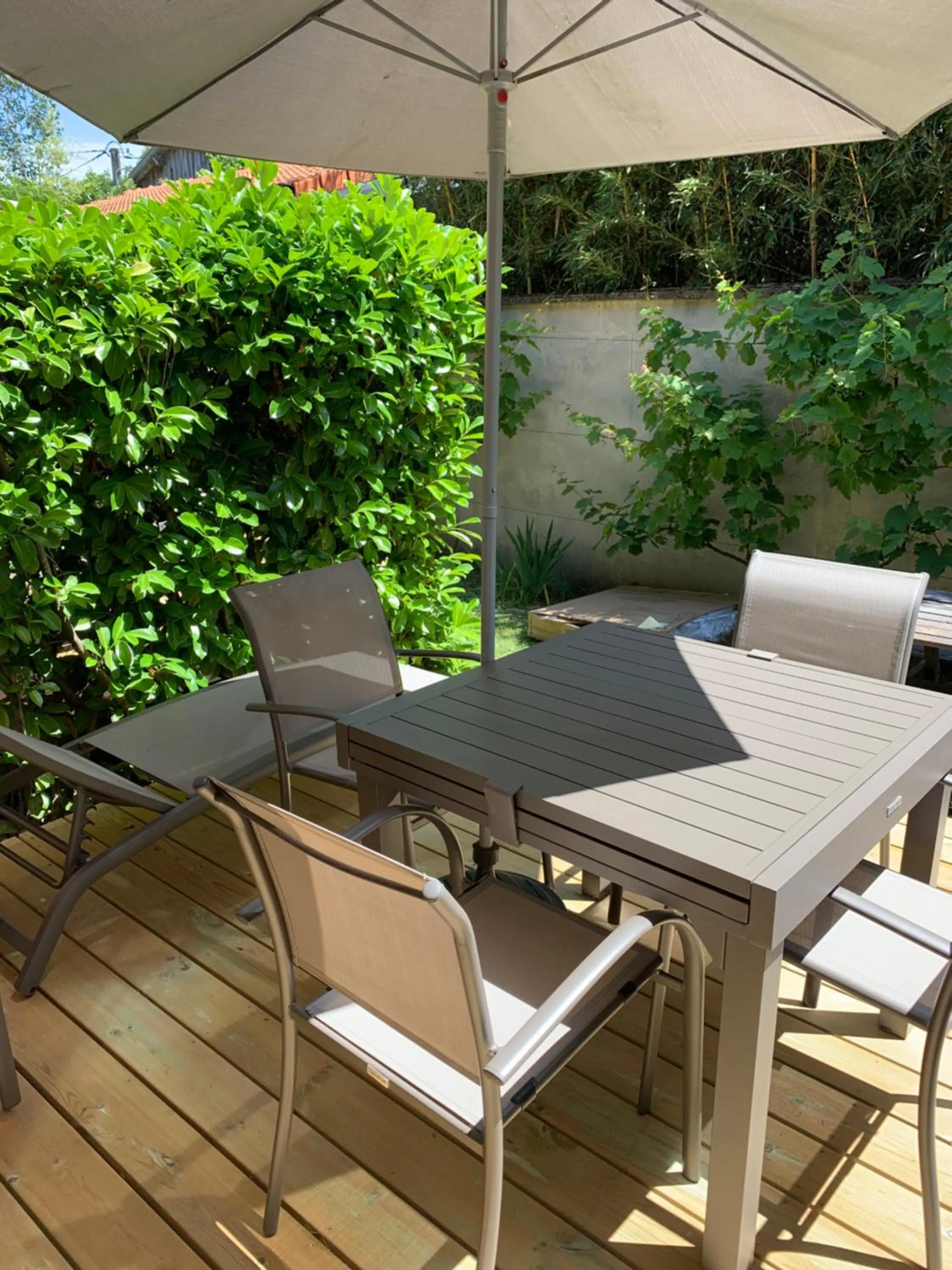 Patio in LOGIS HOTELS - Hôtel et Restaurant L'Océana