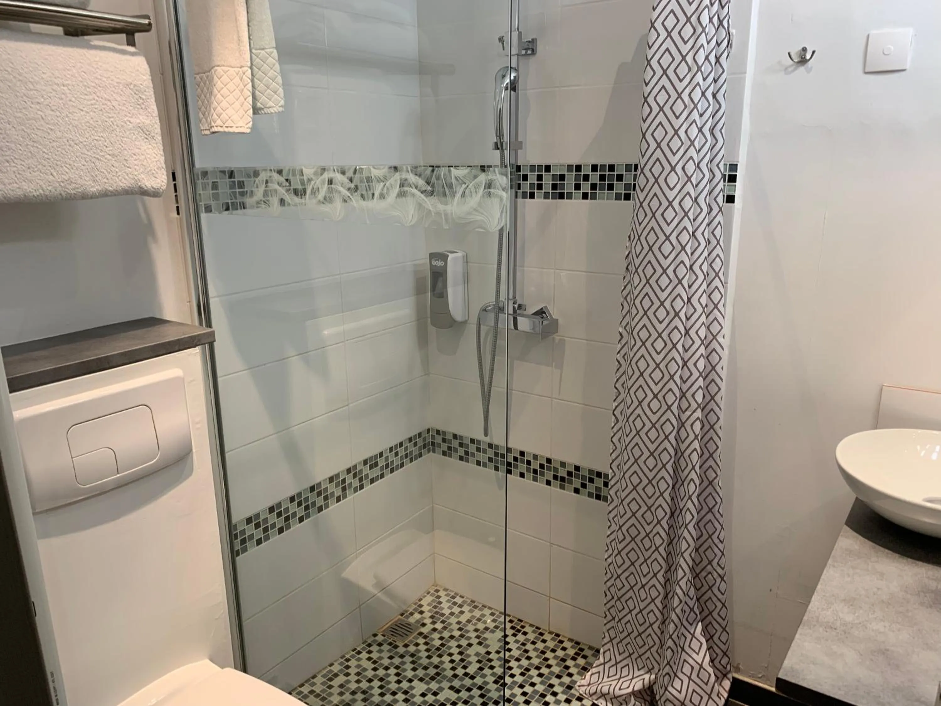 Bathroom in LOGIS HOTELS - Hôtel et Restaurant L'Océana