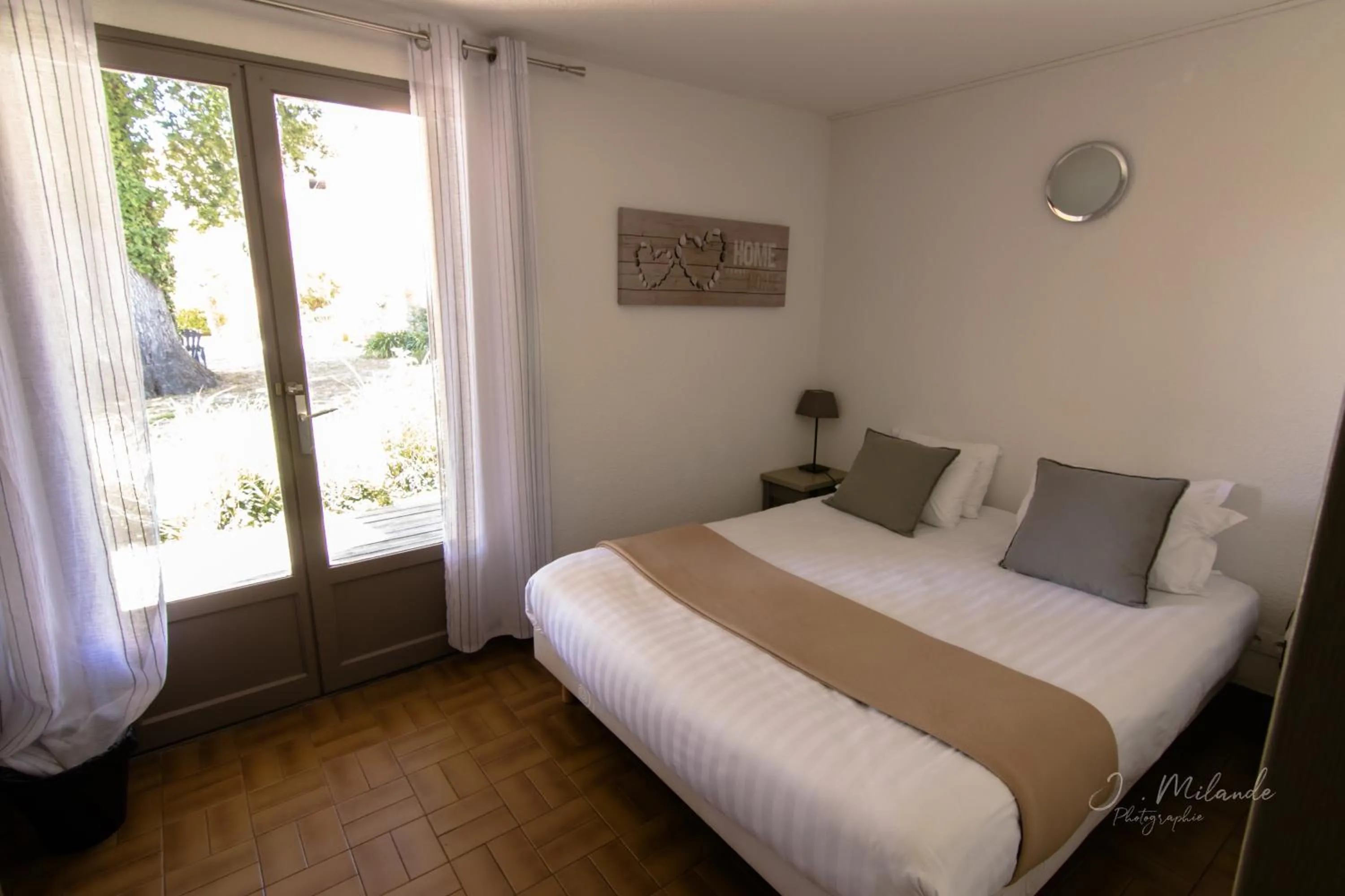 Bedroom, Bed in LOGIS HOTELS - Hôtel et Restaurant L'Océana