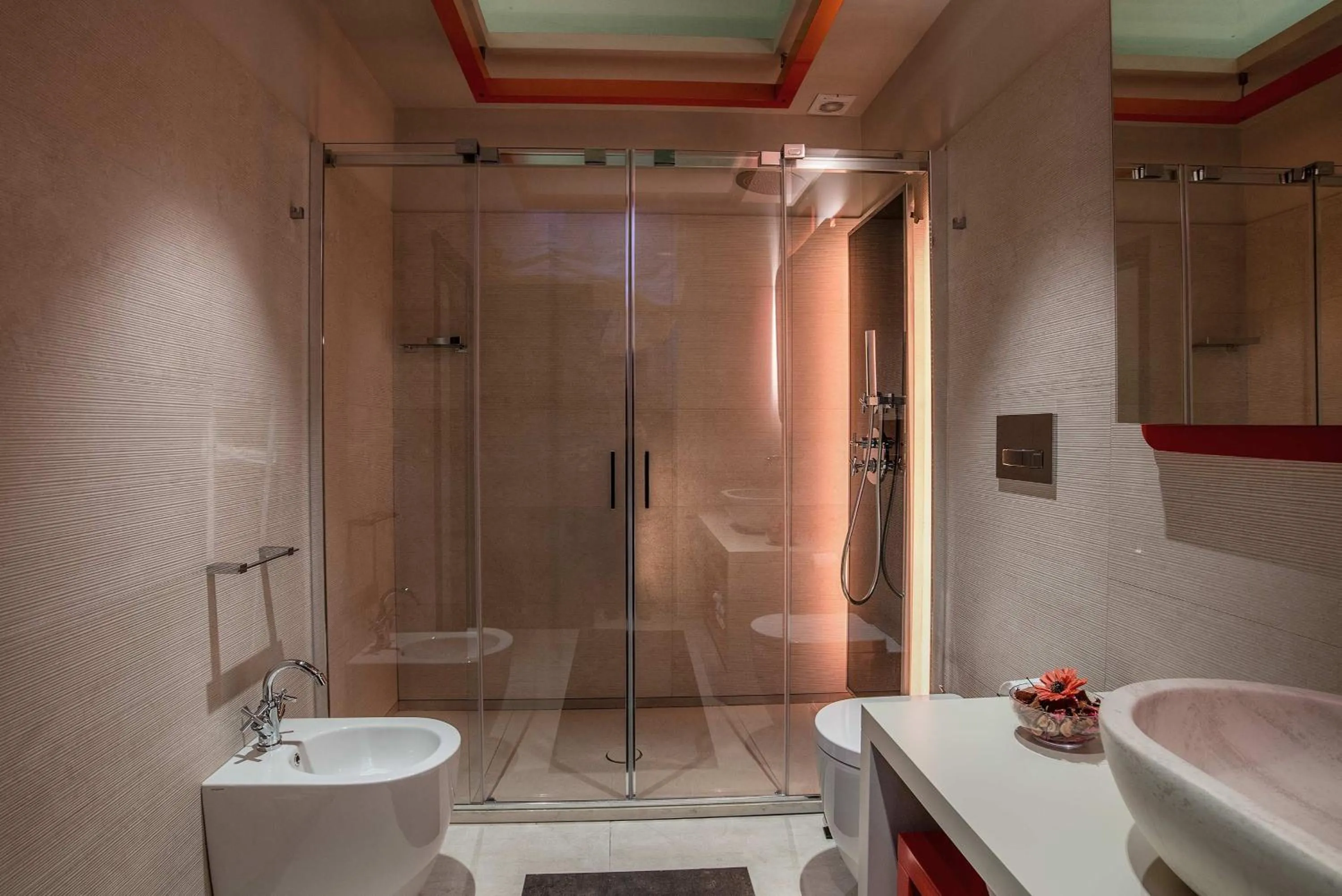 Shower in Via Veneto Prestige Rooms