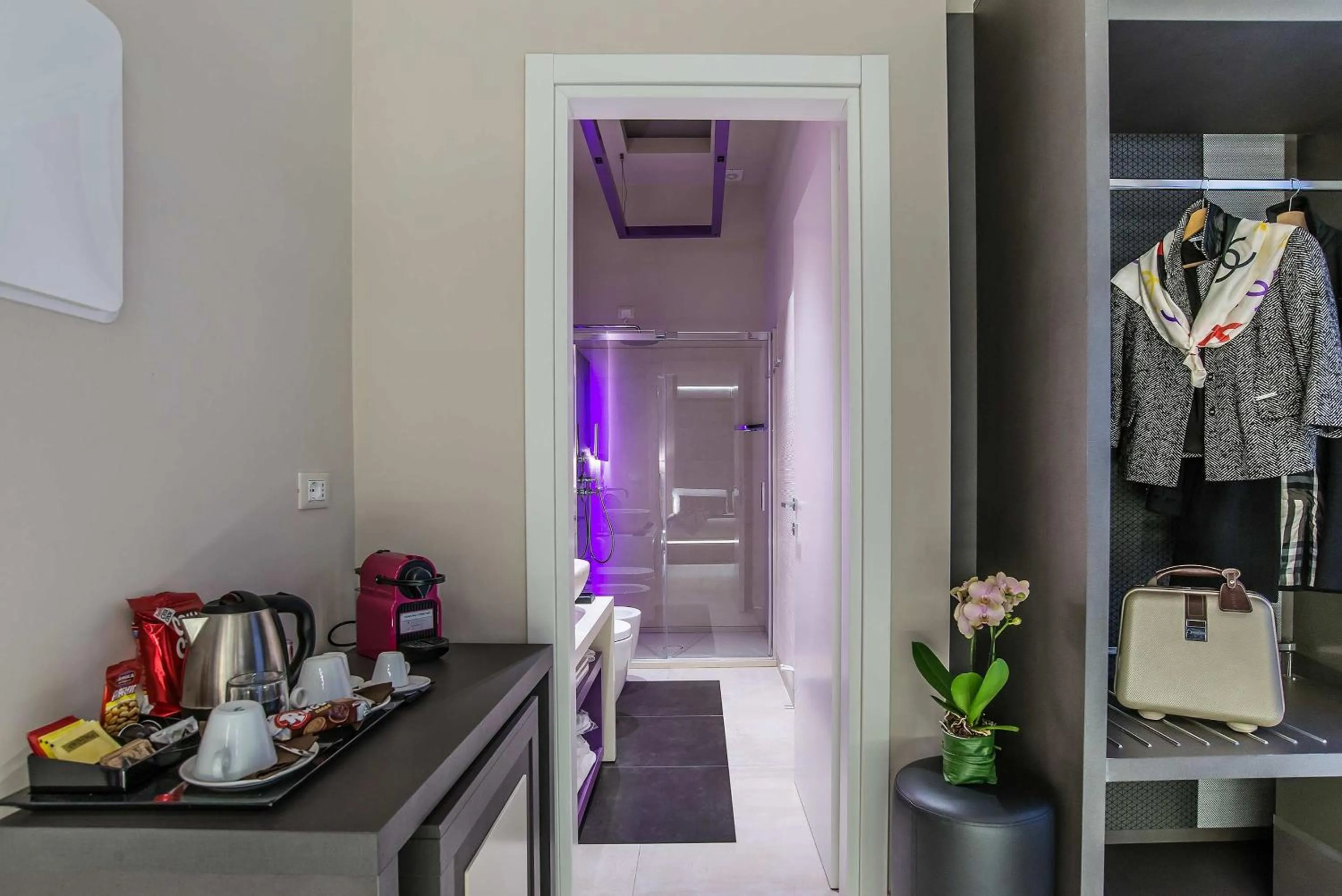 Shower in Via Veneto Prestige Rooms