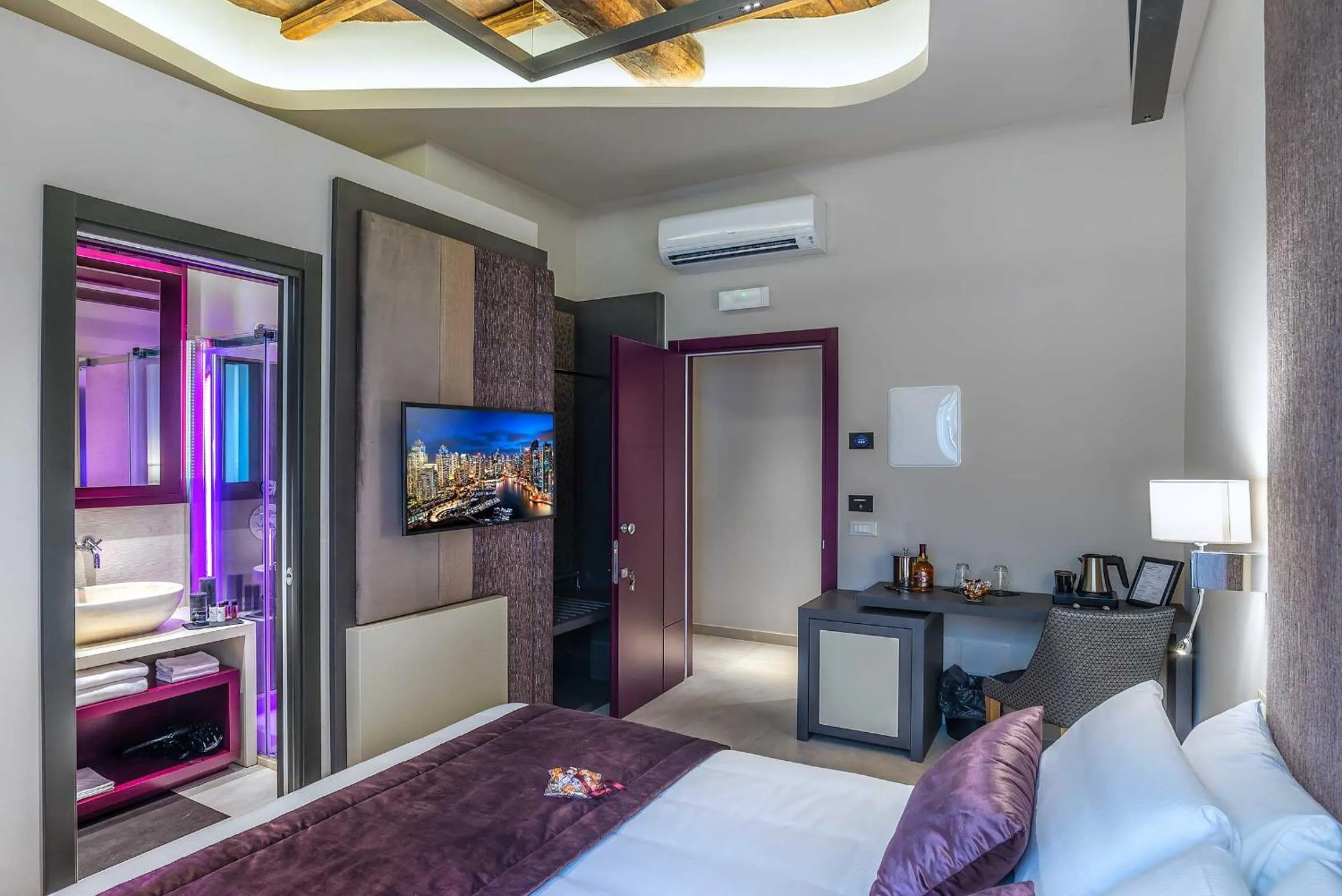 Bed in Via Veneto Prestige Rooms