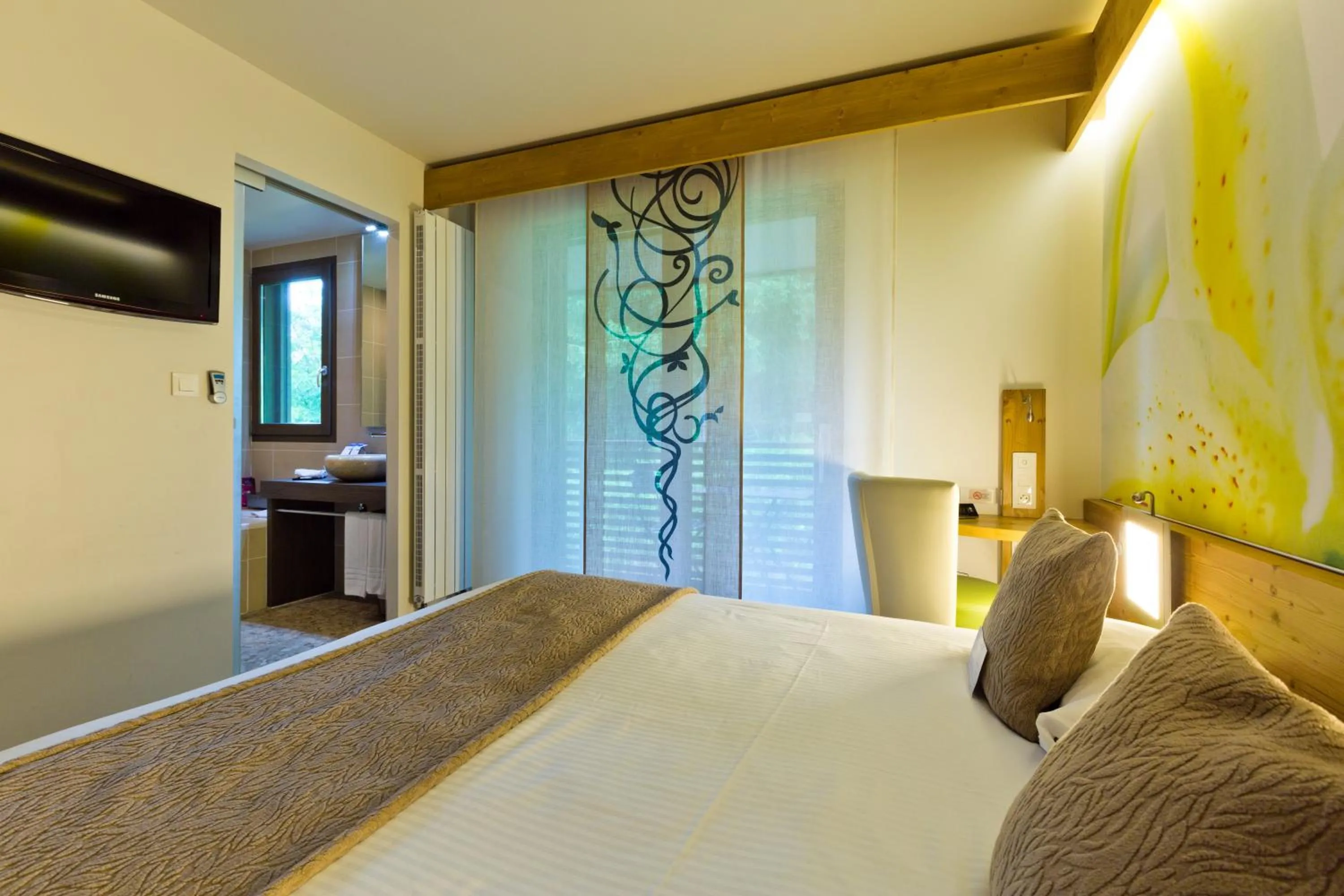 Bedroom, Bed in La Croix de Savoie & Spa