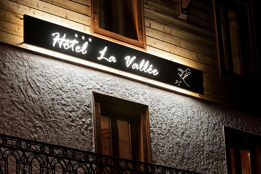Facade/entrance in La Vallée Hôtel &Spa