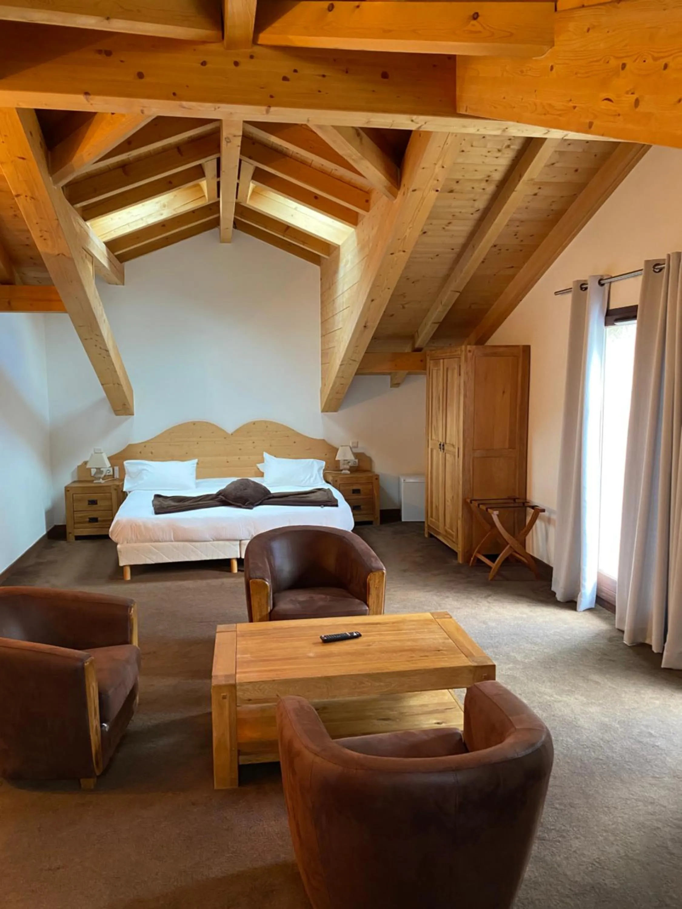 Photo of the whole room, Bed in Auberge de Savoie