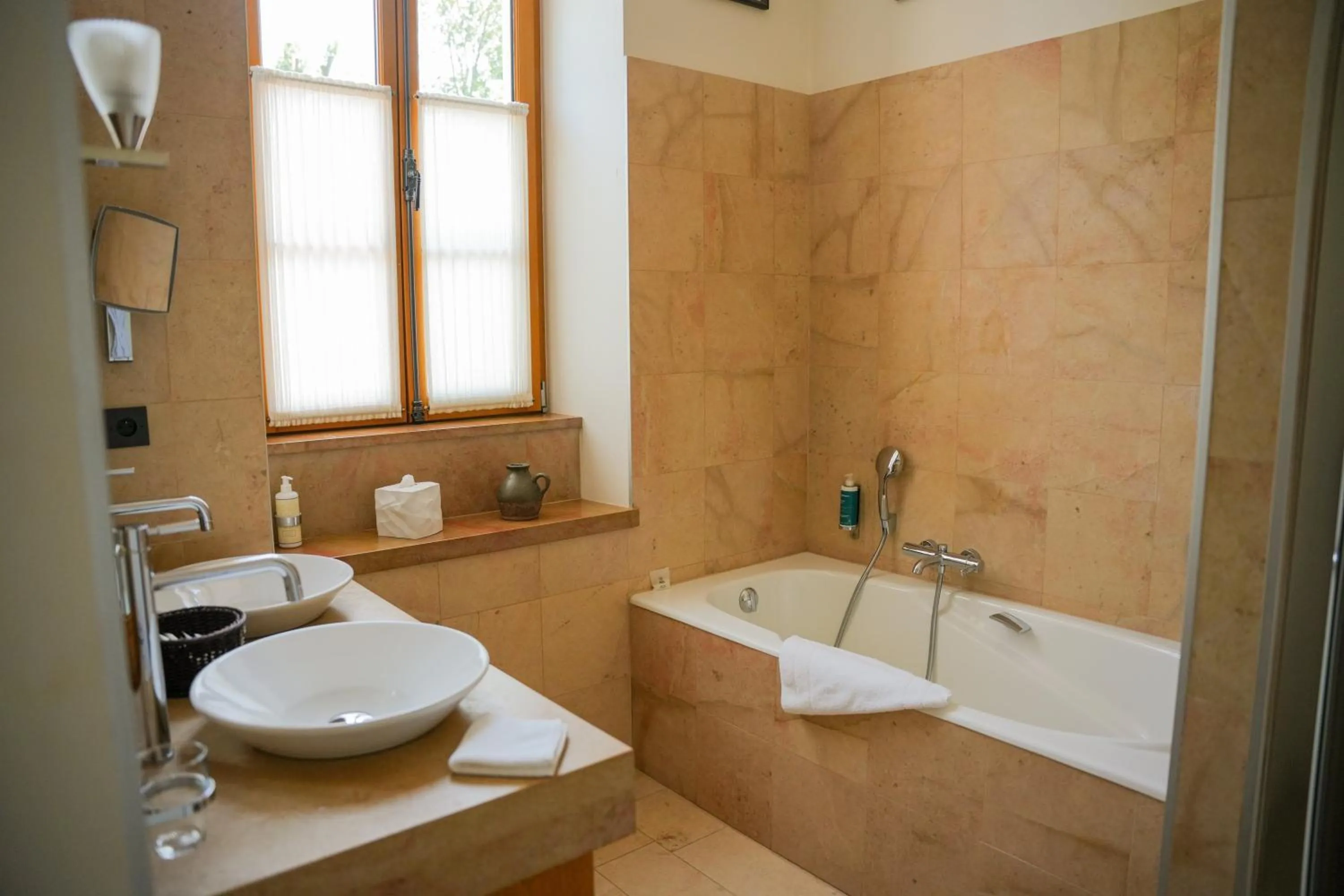 Bathroom in Hostellerie De Levernois