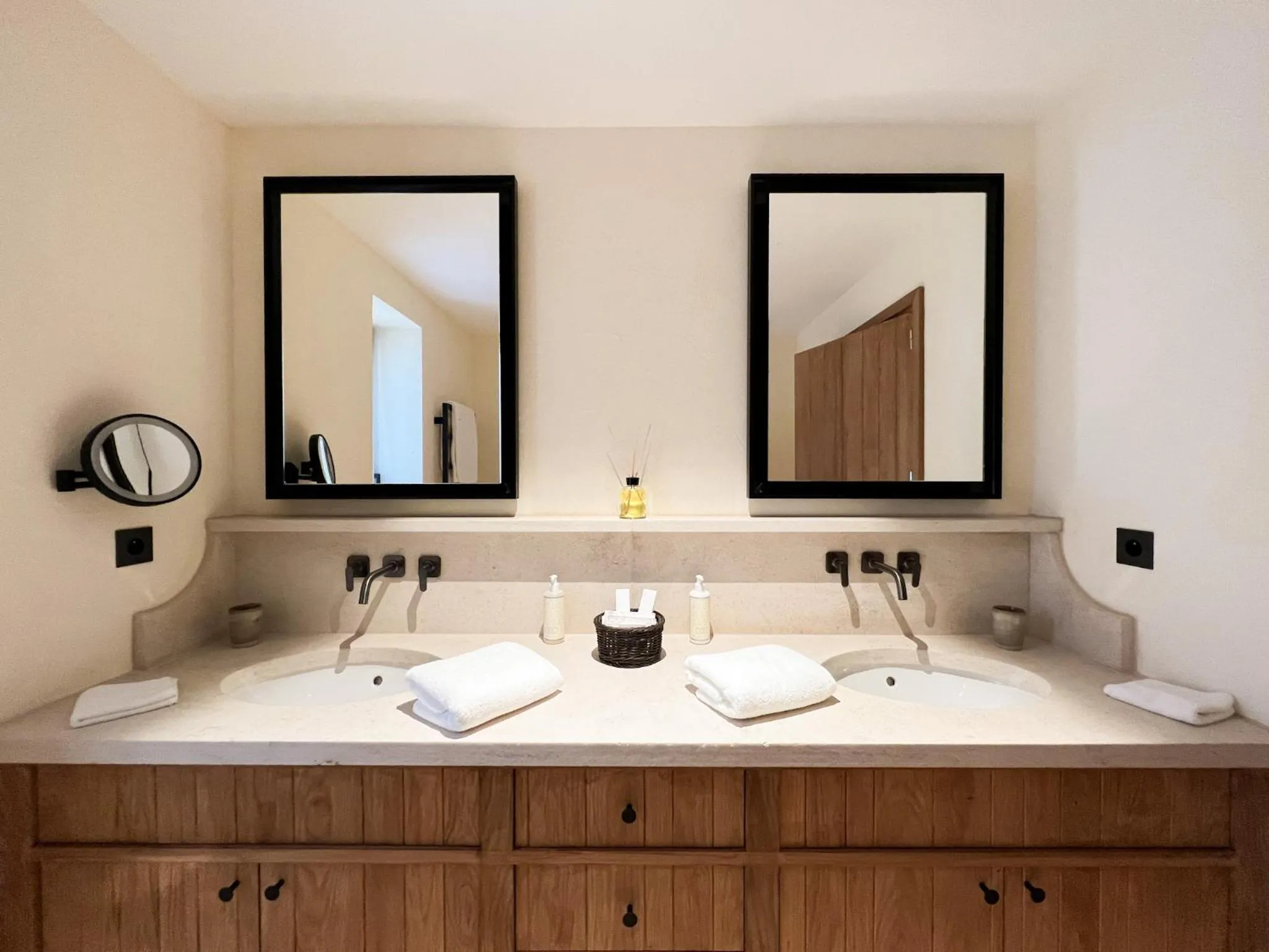 Bathroom in Hostellerie De Levernois