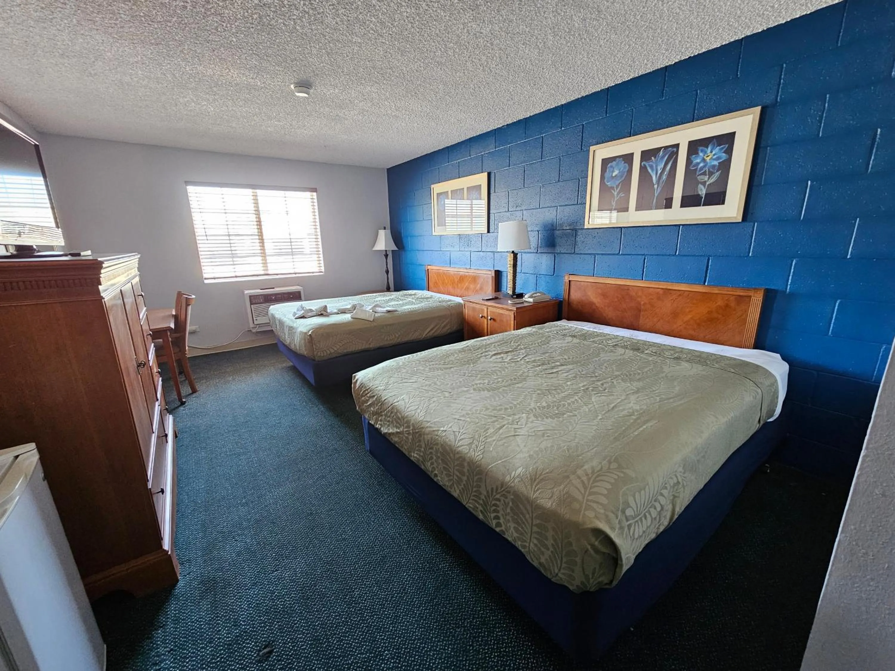 Bed in 1st Choice Inn of Rawlins