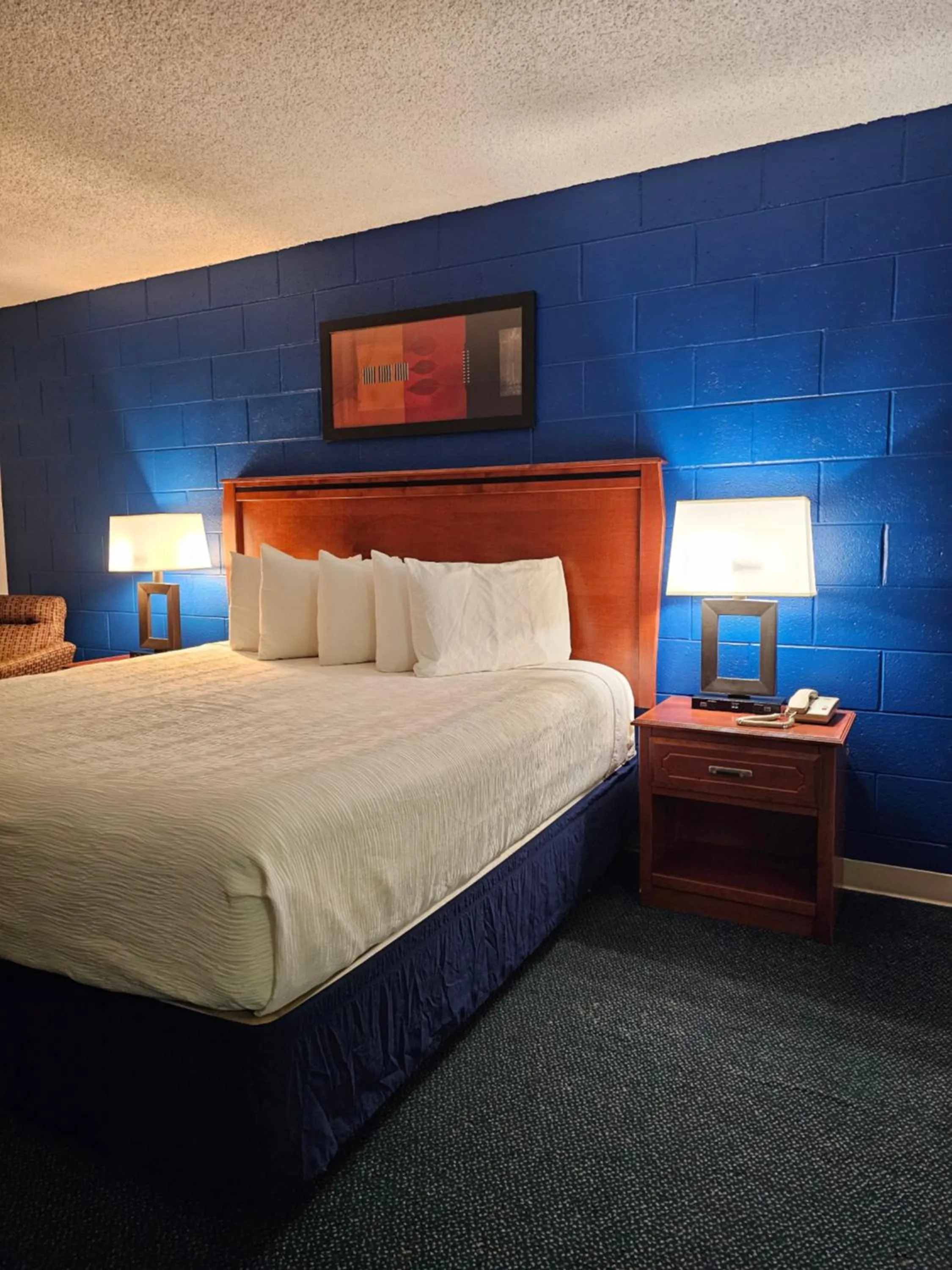 Bed in 1st Choice Inn of Rawlins