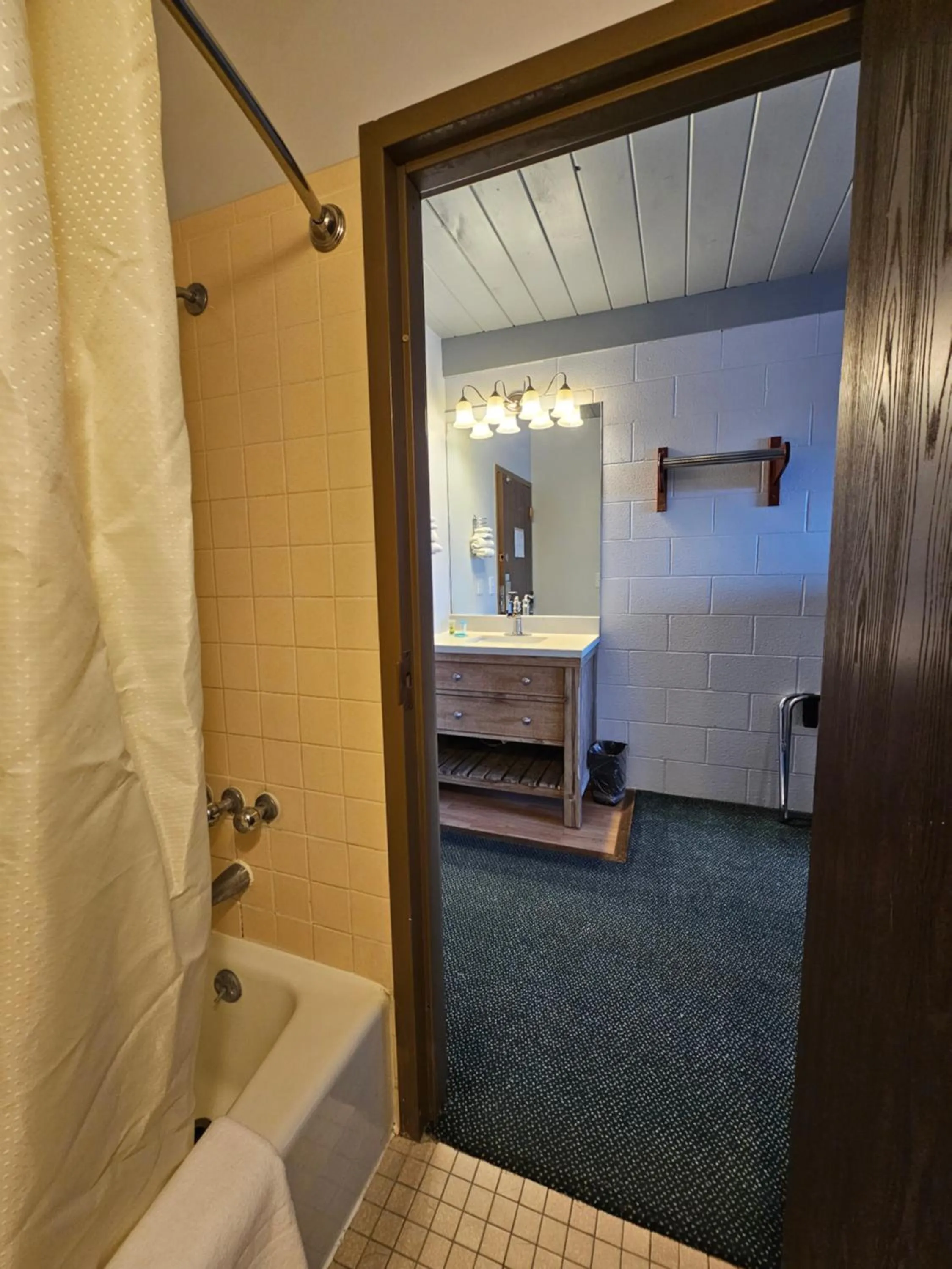 Shower in 1st Choice Inn of Rawlins