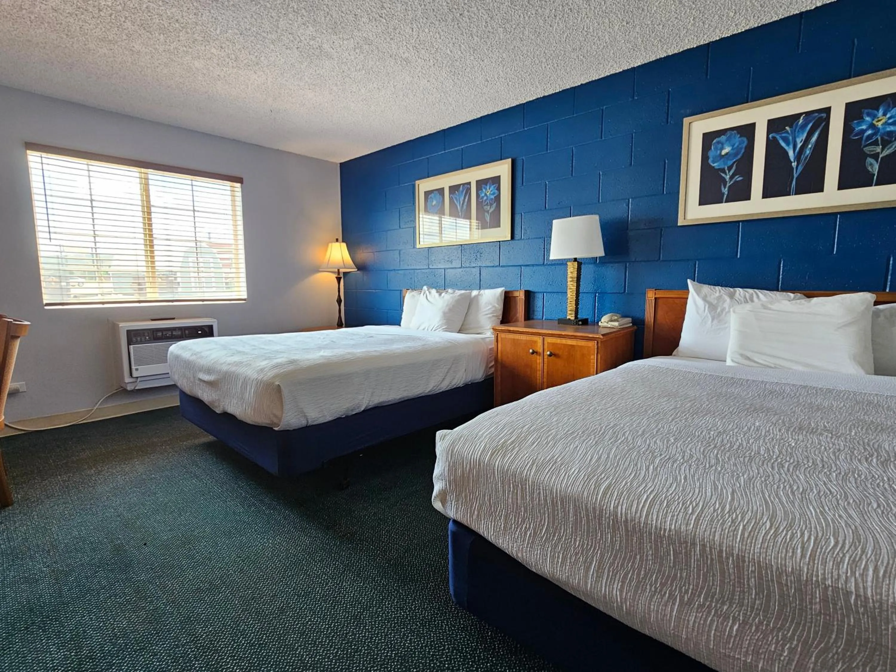 Bed in 1st Choice Inn of Rawlins