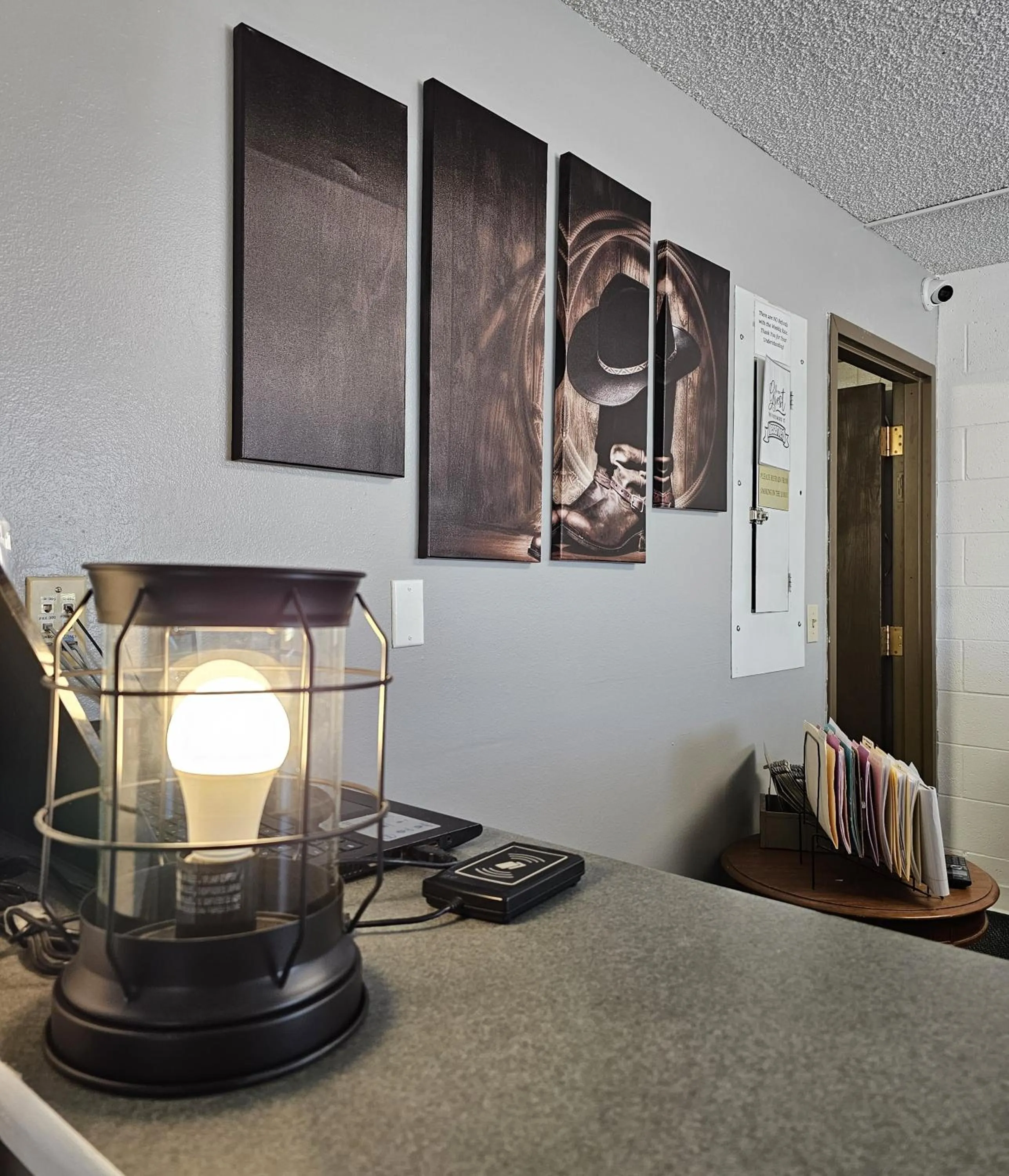 Property building in 1st Choice Inn of Rawlins