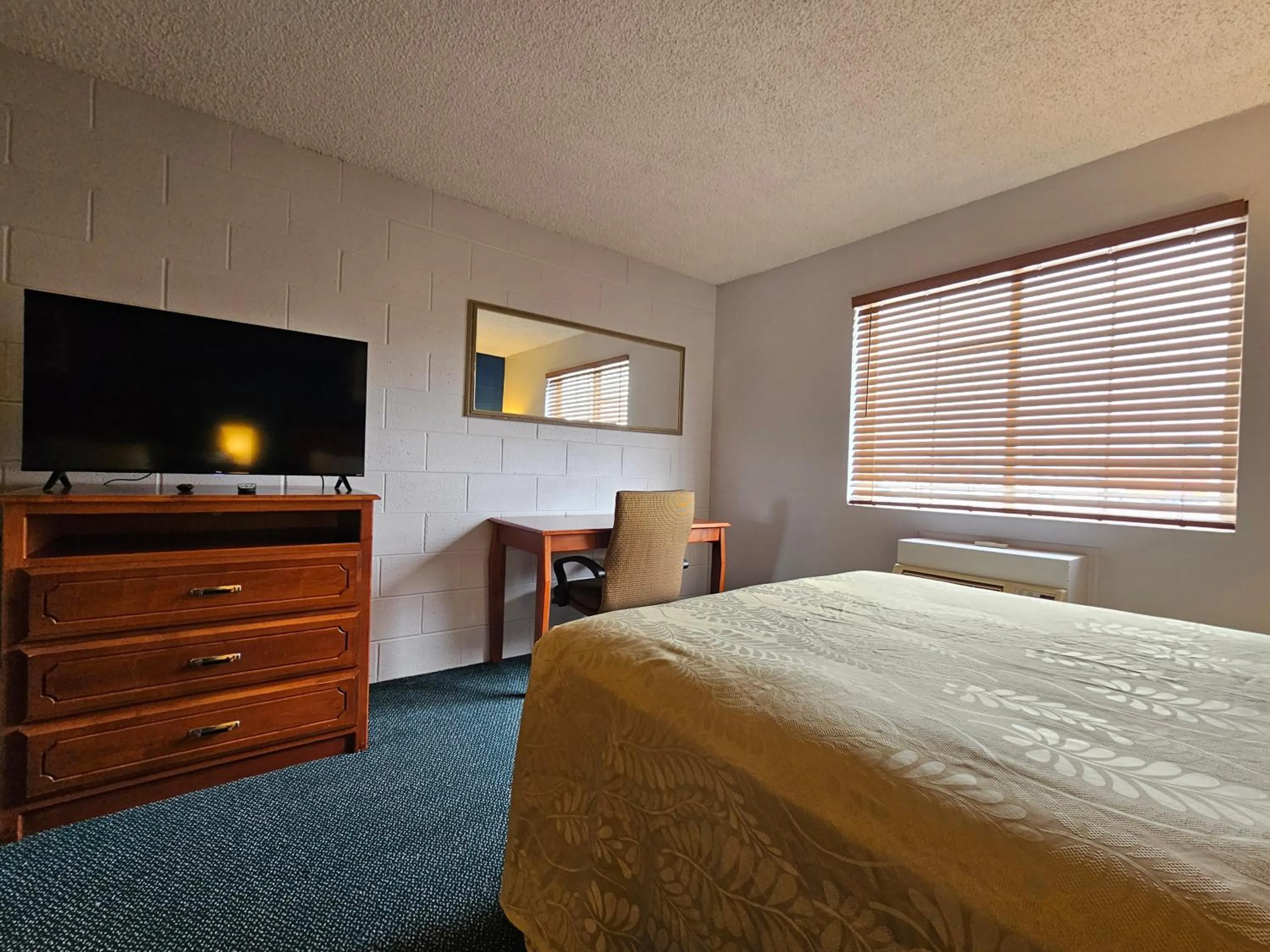 TV and multimedia, Bed in 1st Choice Inn of Rawlins