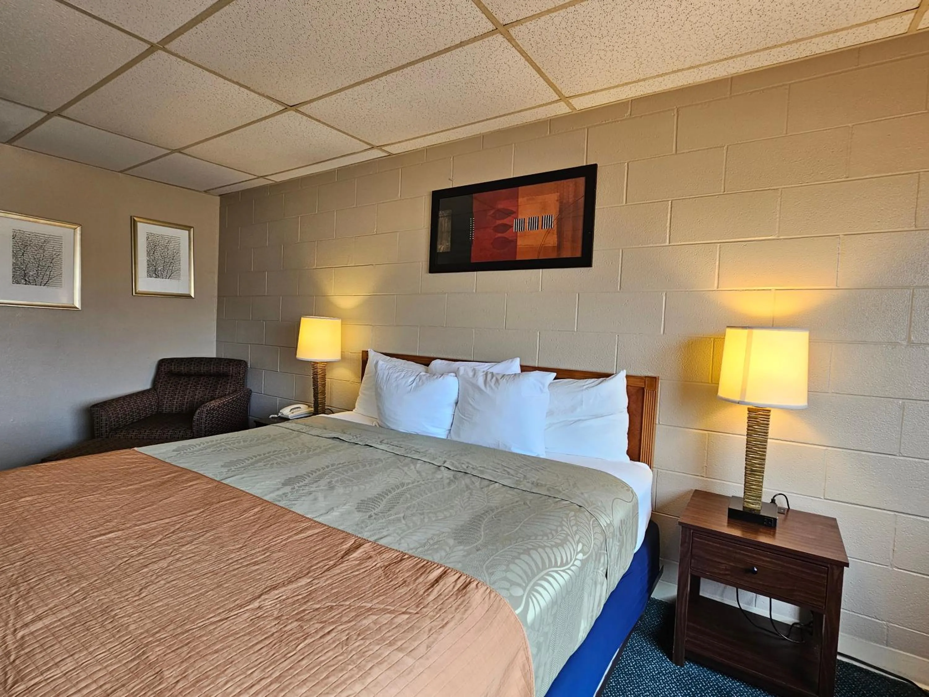 Bed in 1st Choice Inn of Rawlins