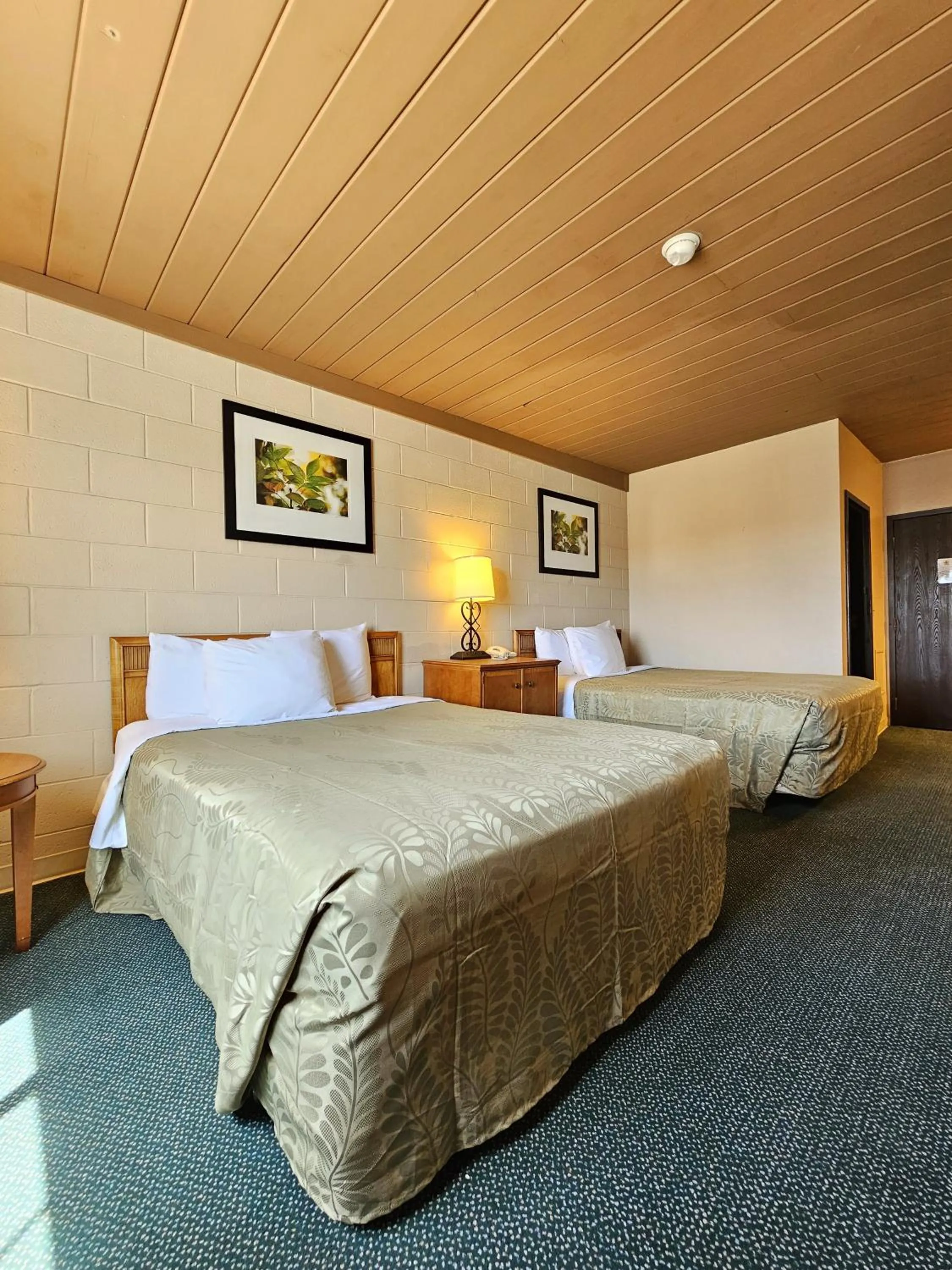 Photo of the whole room, Bed in 1st Choice Inn of Rawlins