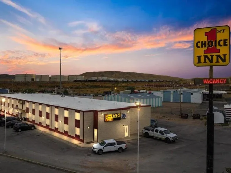 Property building in 1st Choice Inn of Rawlins