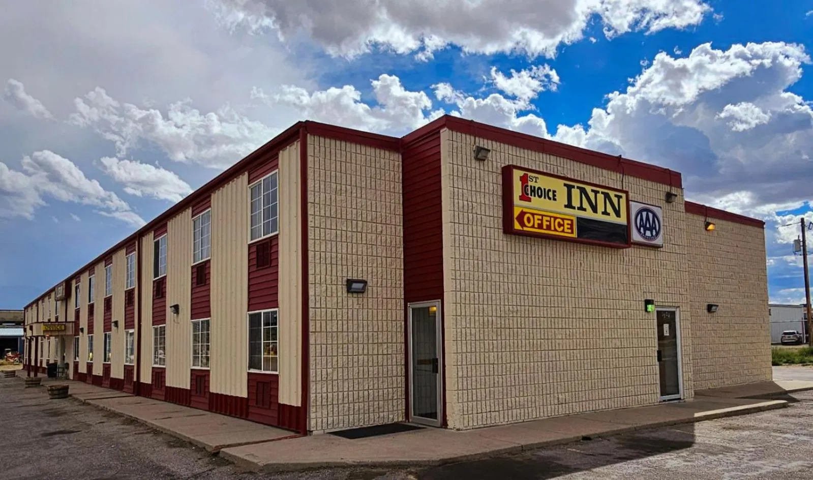 Property building in 1st Choice Inn of Rawlins