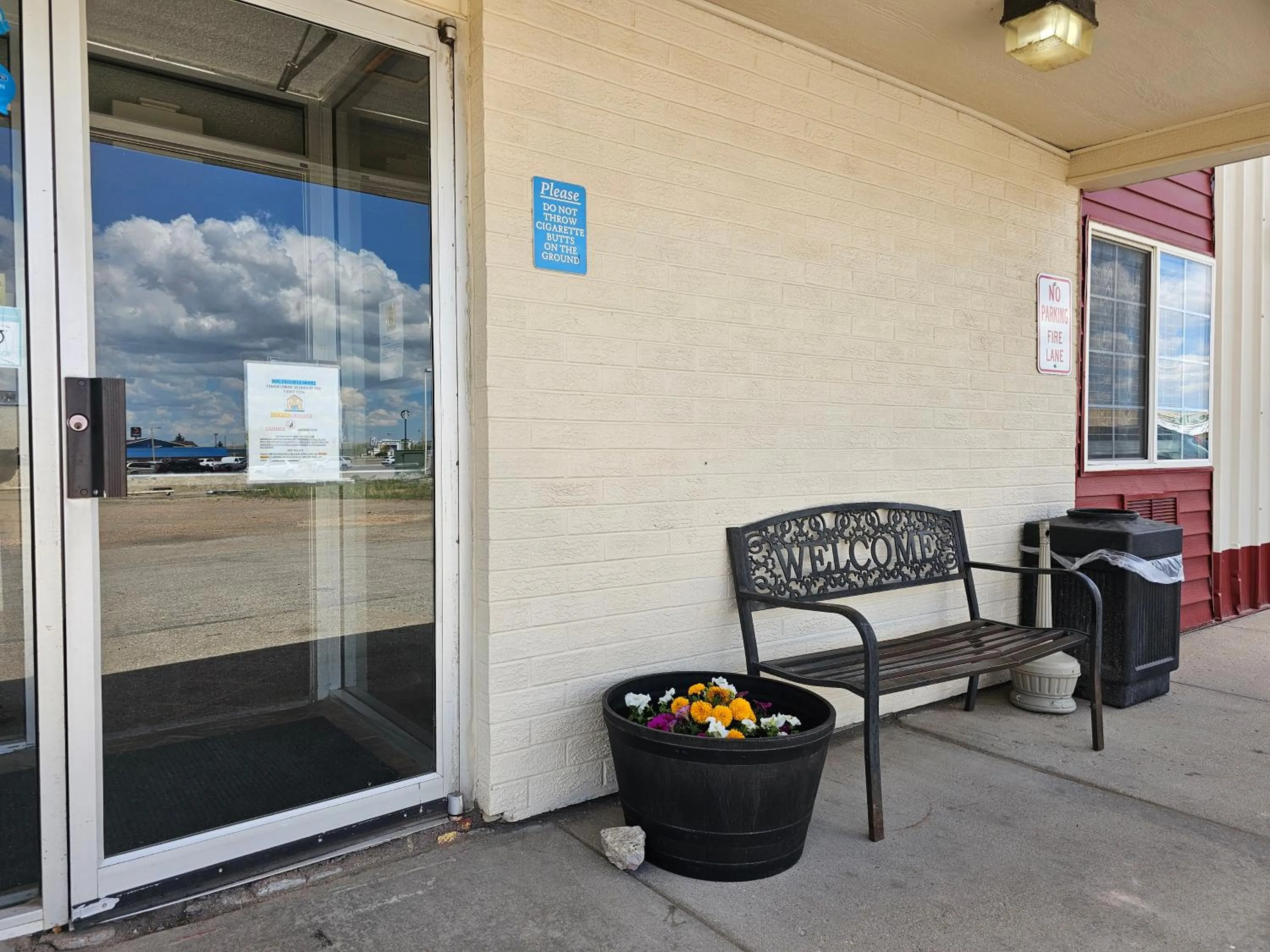 Property building in 1st Choice Inn of Rawlins