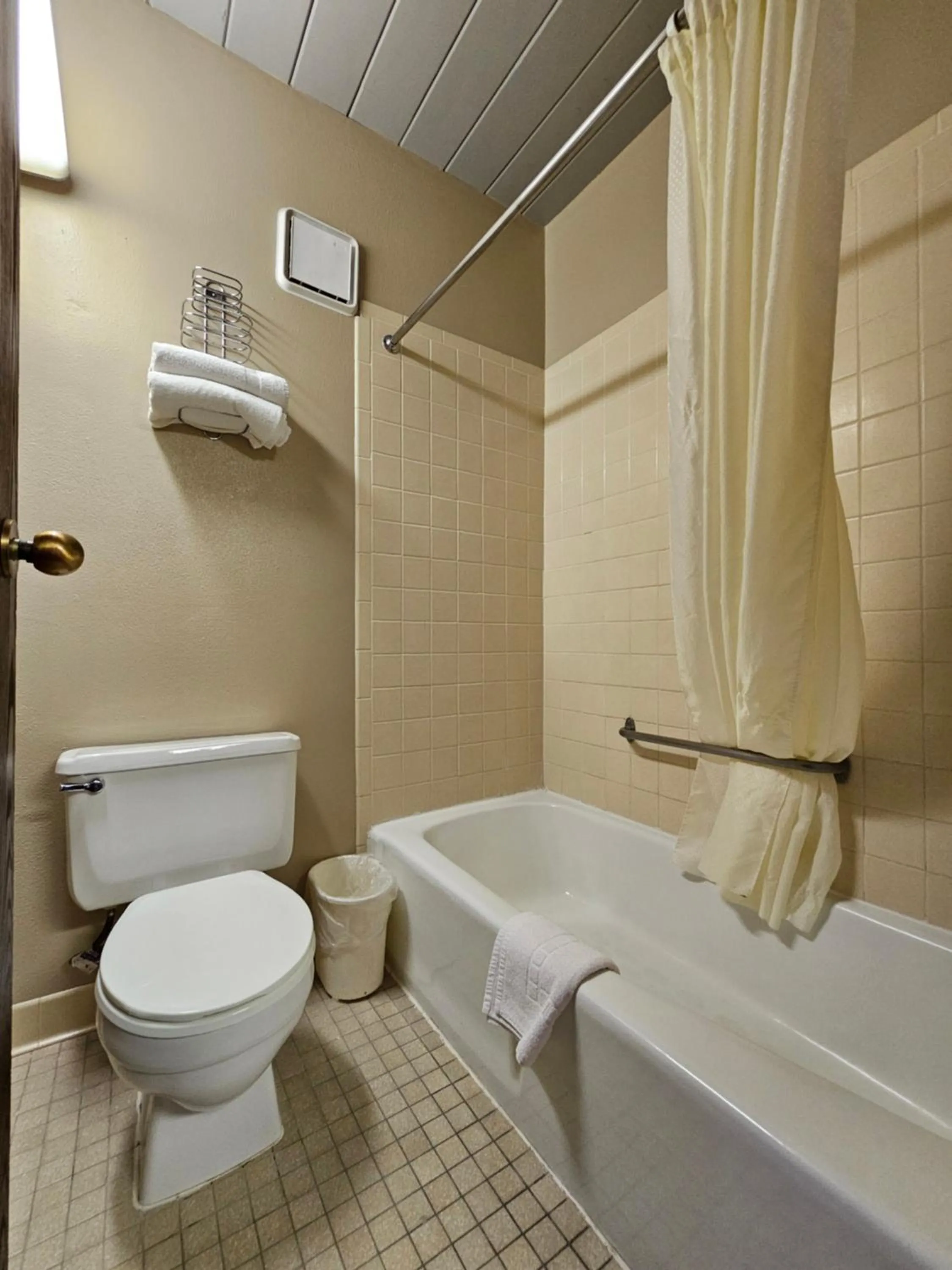 Shower in 1st Choice Inn of Rawlins