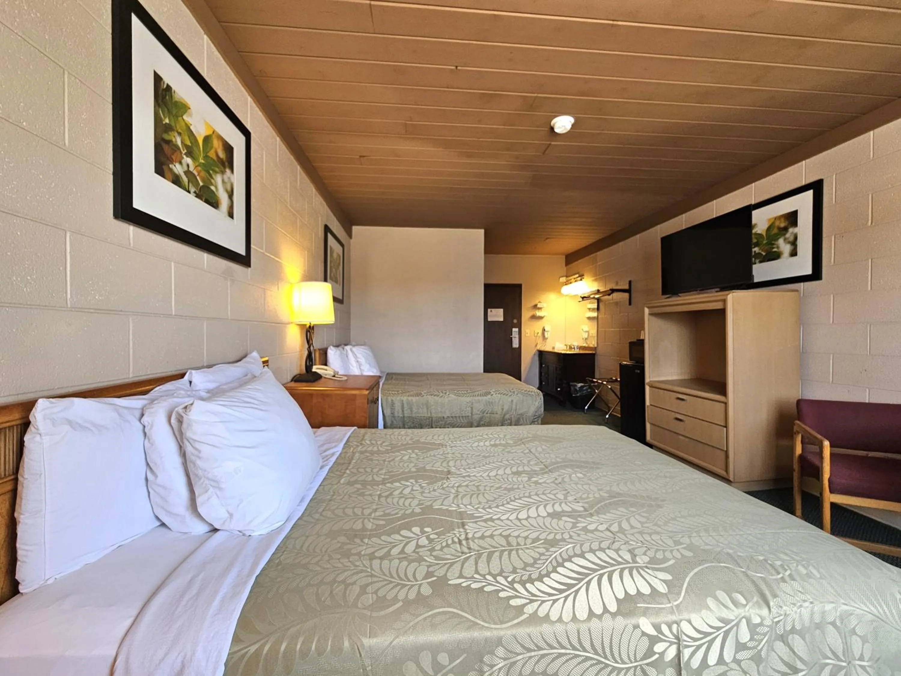 Bed in 1st Choice Inn of Rawlins