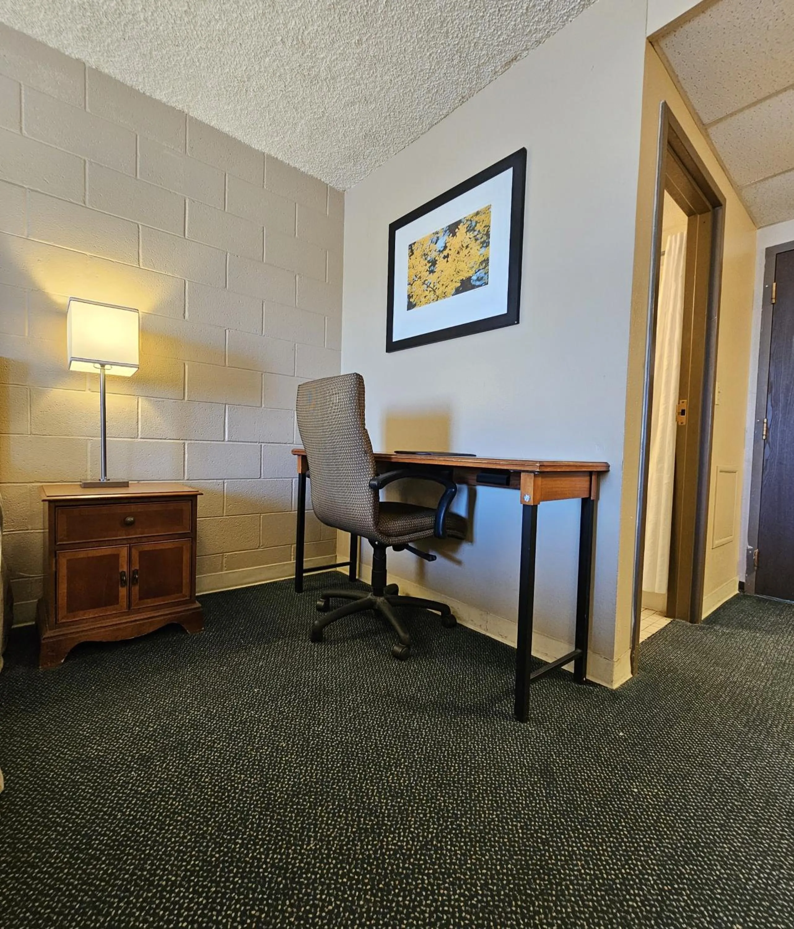 Seating area in 1st Choice Inn of Rawlins