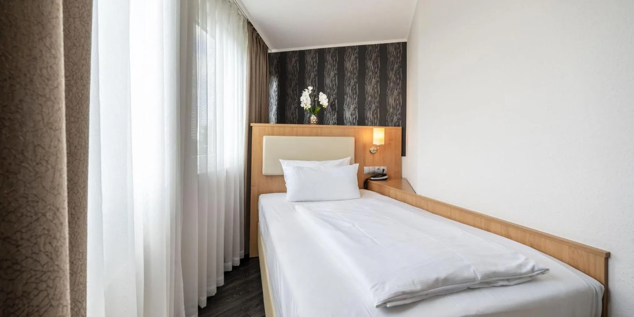 Bed in PLAZA INN Stuttgart Airport Messe