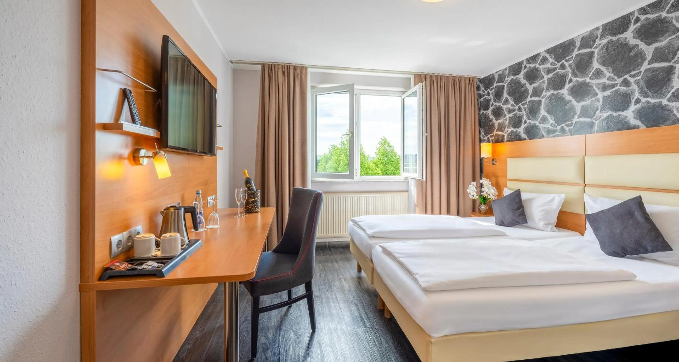 Bed in PLAZA INN Stuttgart Airport Messe