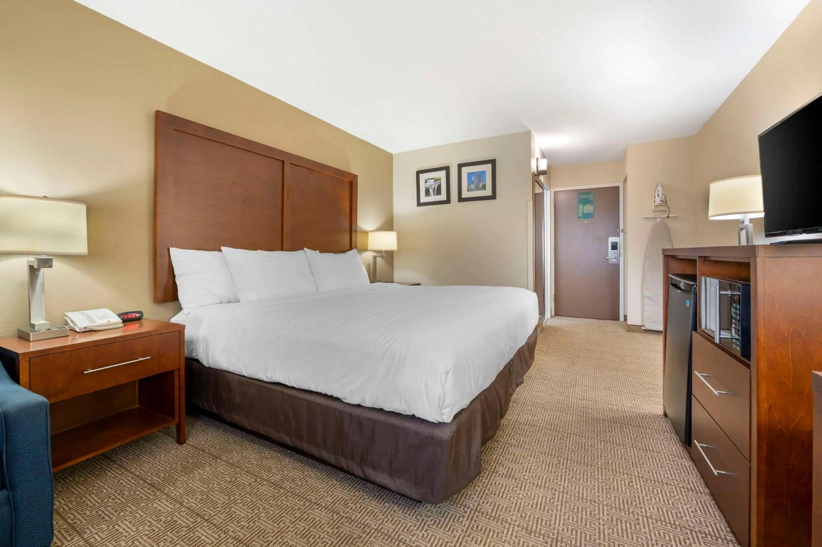 Bed in Comfort Inn & Suites Indianapolis Northwest - College Park