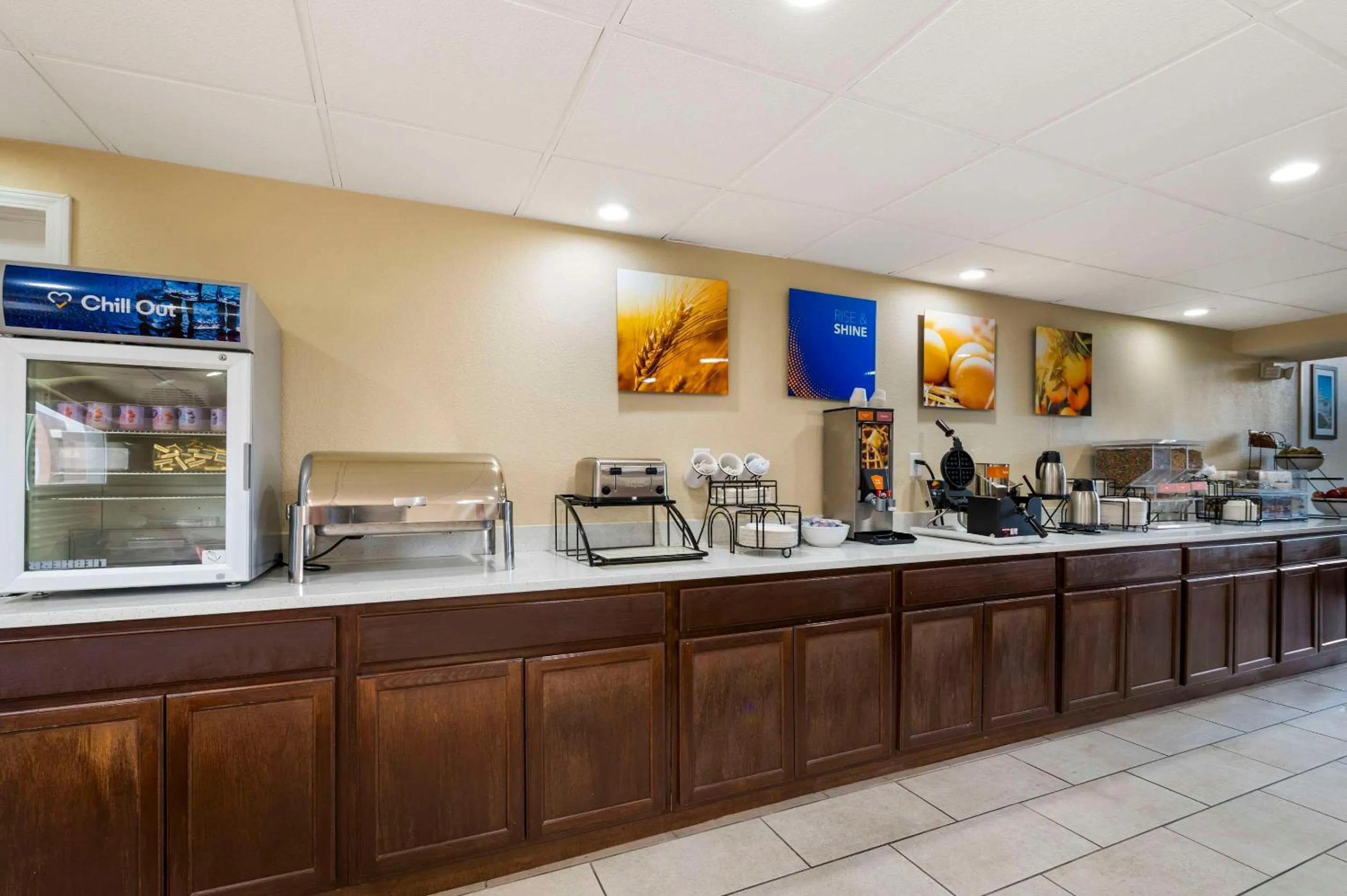 Breakfast in Comfort Inn & Suites North at the Pyramids