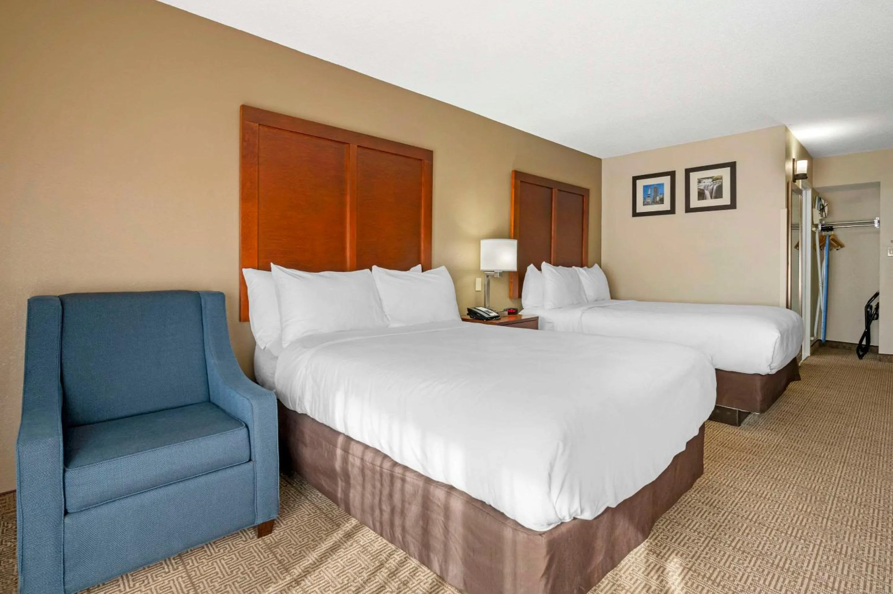 Bedroom, Bed in Comfort Inn & Suites North at the Pyramids